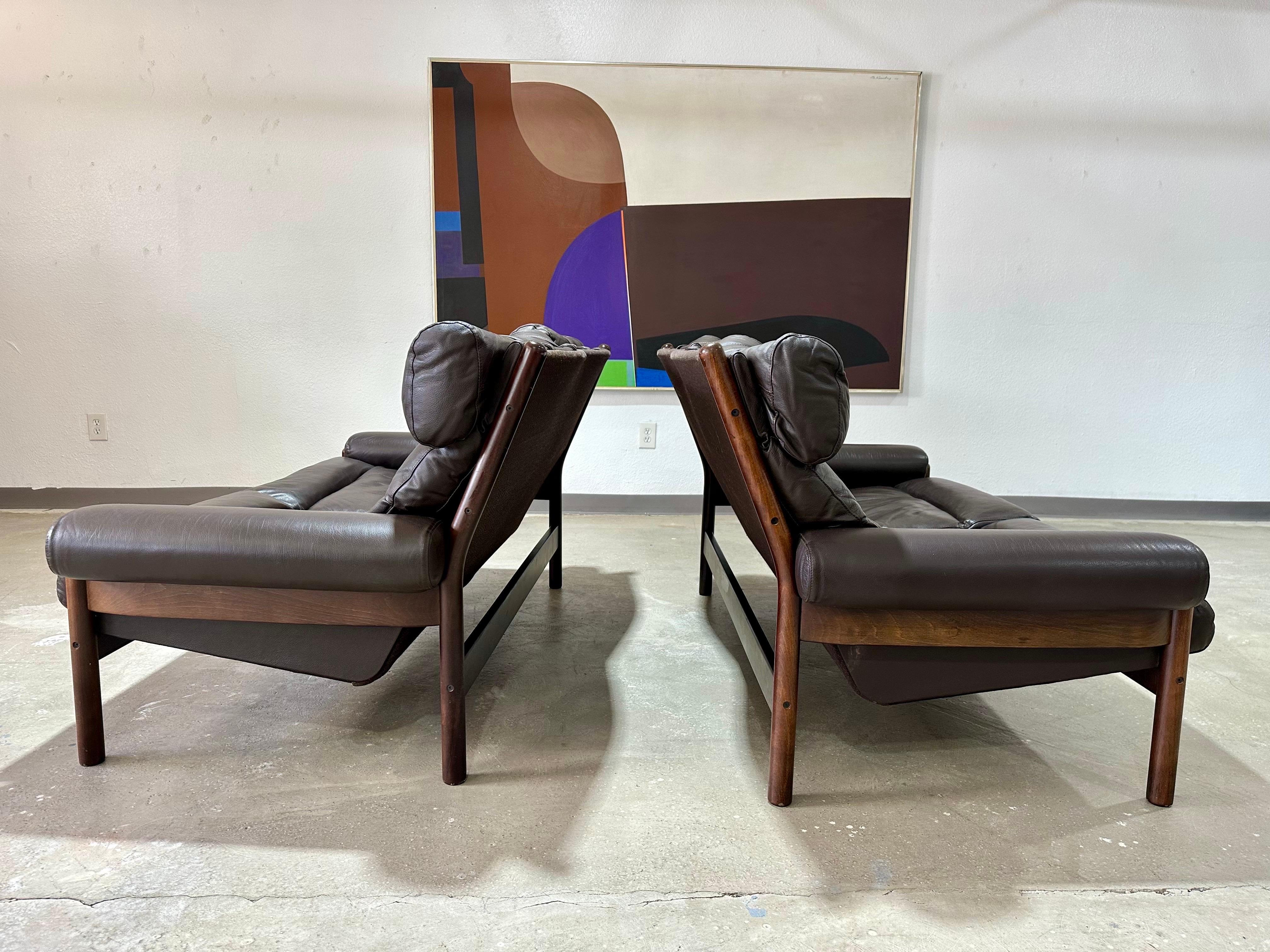 Mid Century Modern Norwegisch Leder und Holz Safari Style Loveseat (20. Jahrhundert) im Angebot