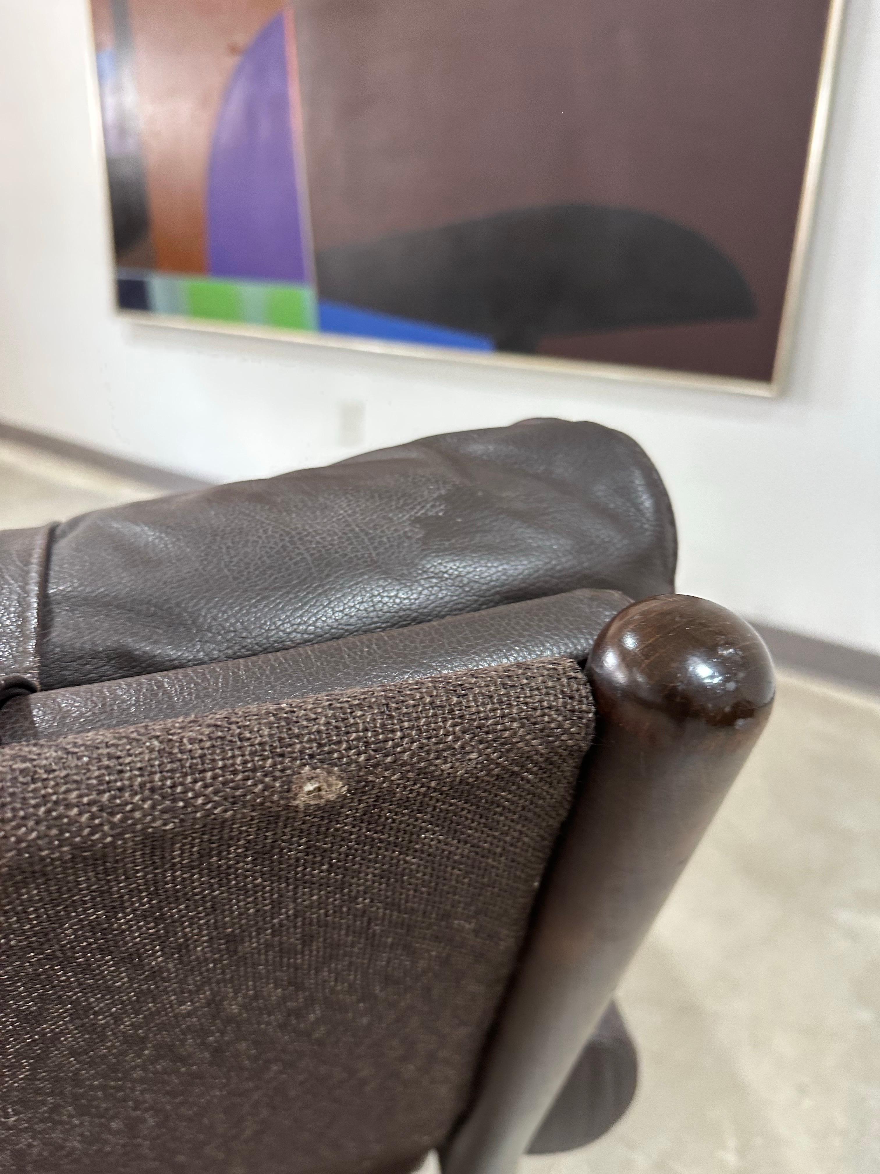 Mid Century Modern Norwegisch Leder und Holz Safari Style Loveseat im Angebot 1