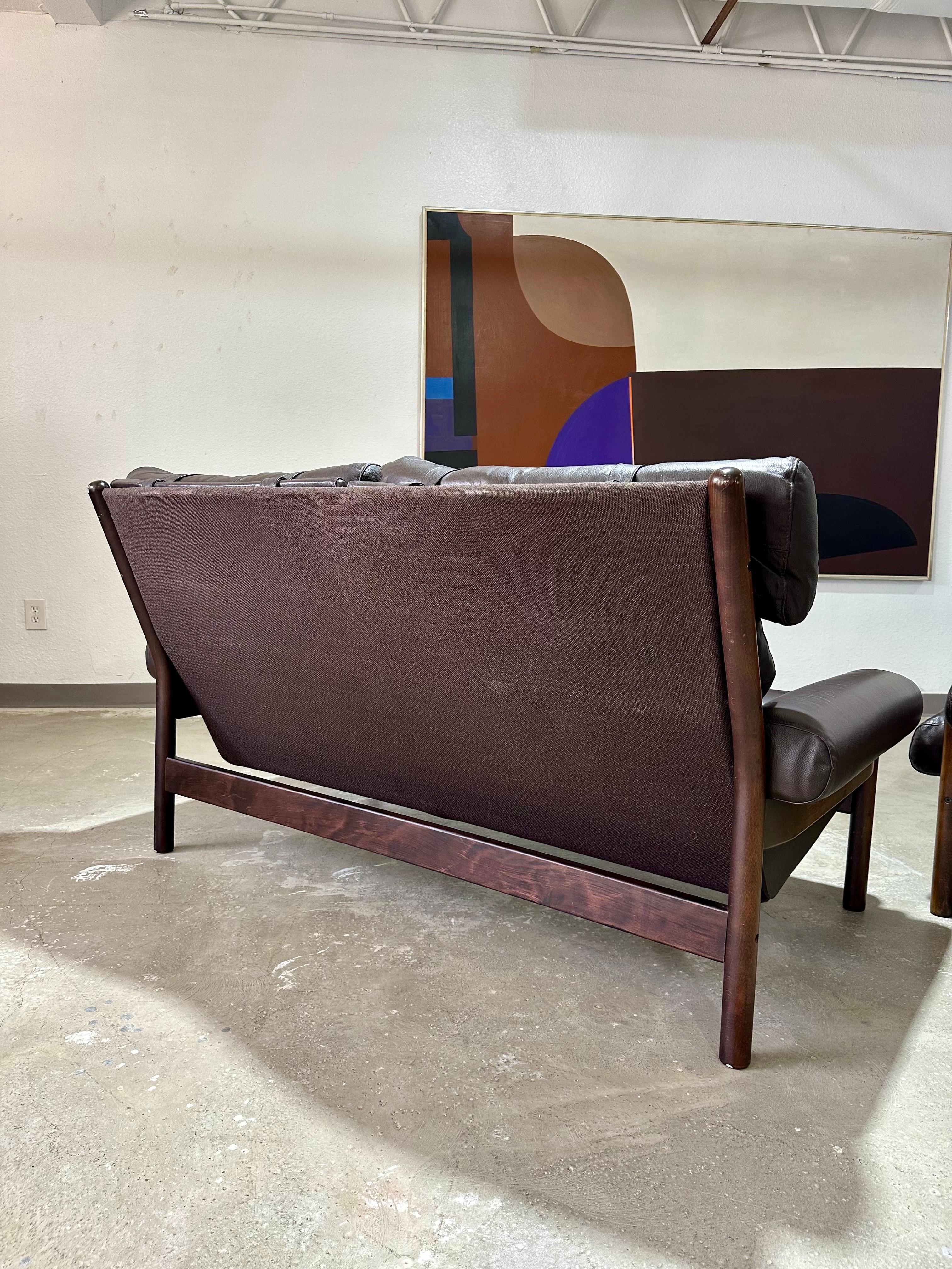 Mid Century Modern Norwegisch Leder und Holz Safari Style Loveseat im Angebot 3