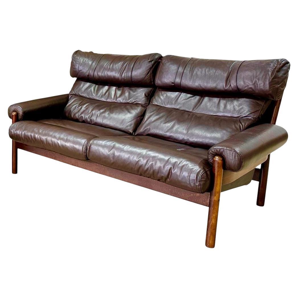 Mid Century Modern Norwegisch Leder und Holz Safari Style Loveseat im Angebot