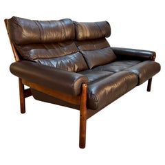 Loveseat noruego moderno de mediados de siglo de cuero y madera estilo safari