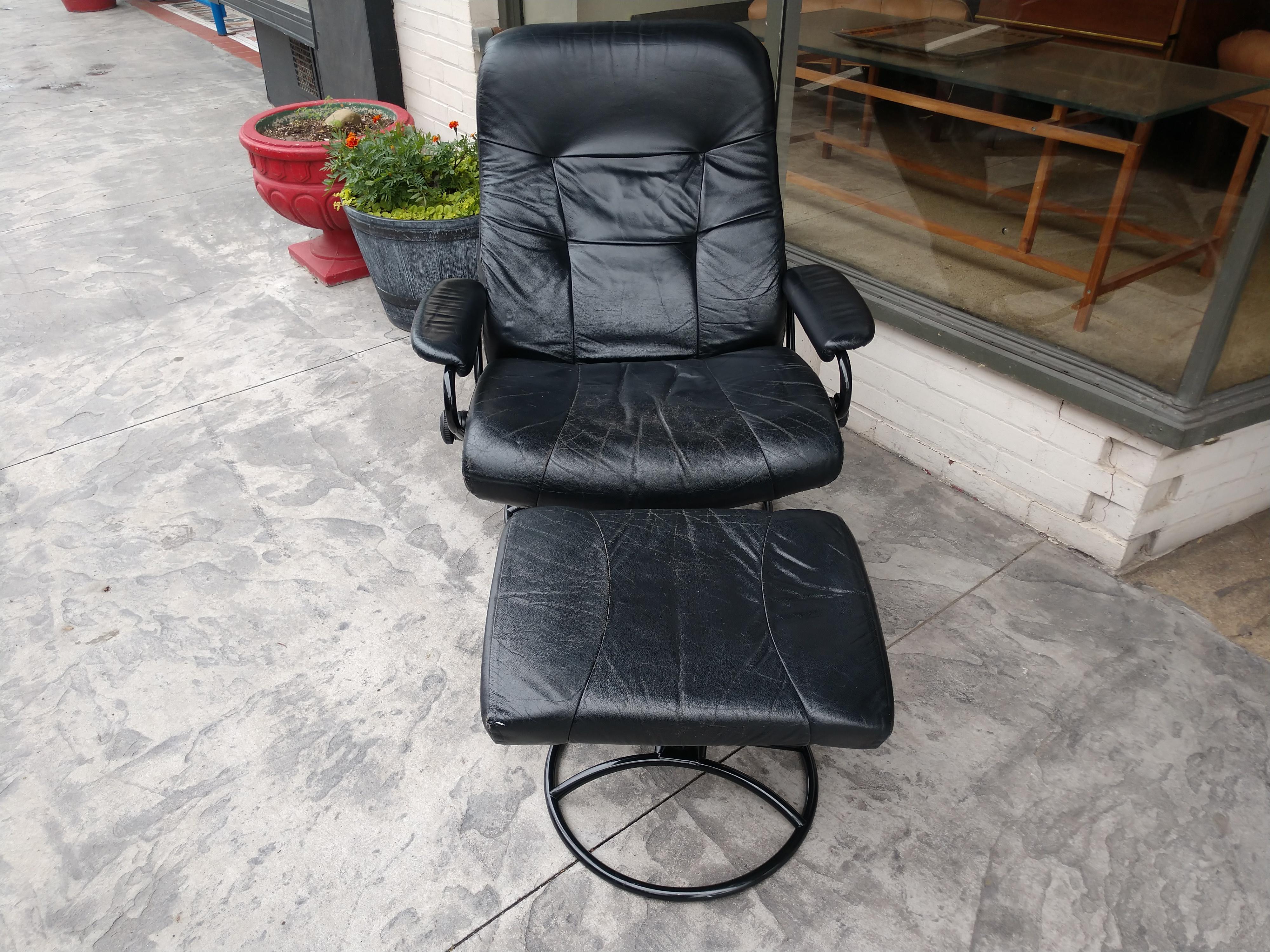 Mid-Century Modern Norwegian Leather Lounge Chair with Ottoman In Good Condition In Port Jervis, NY