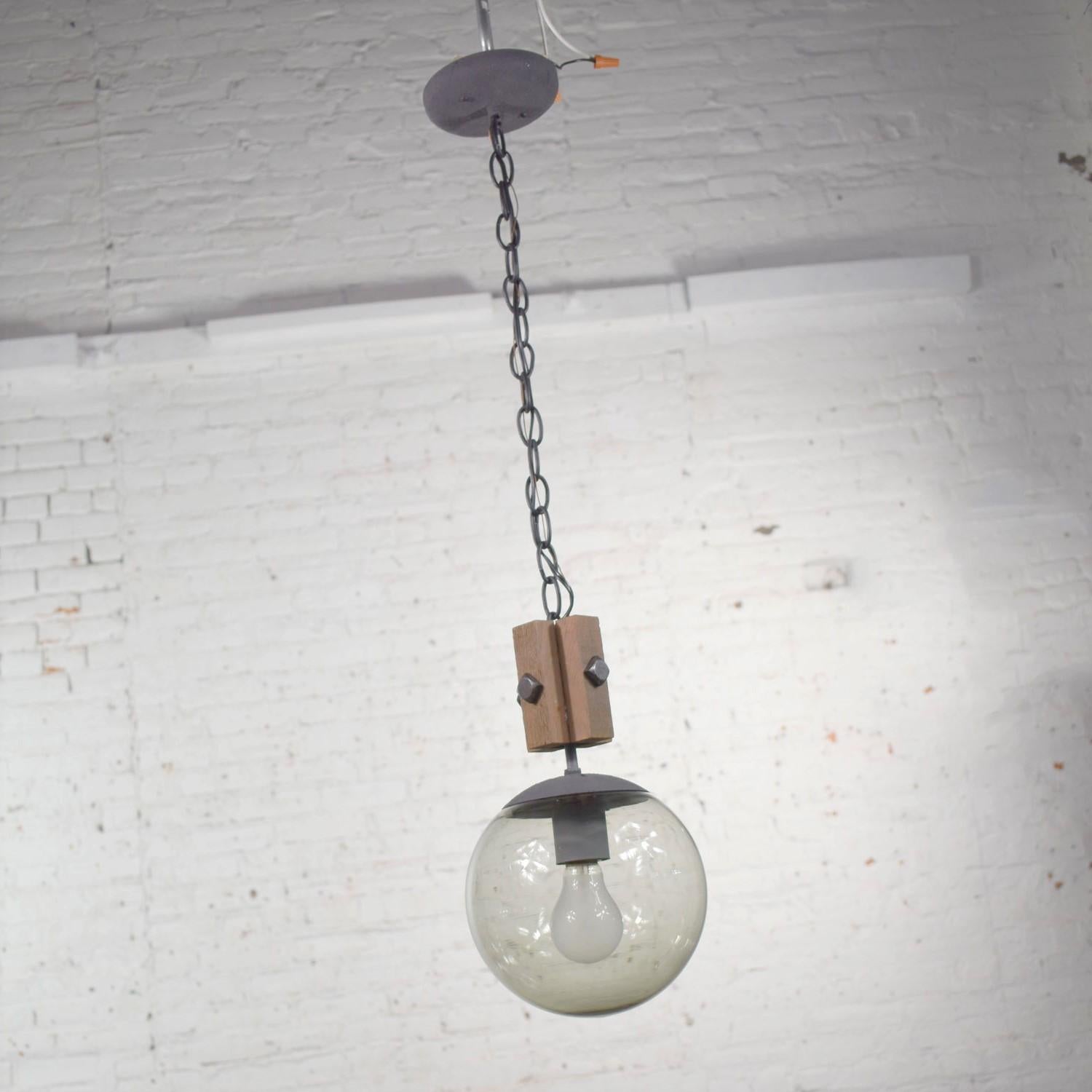 Lampe à suspension à globe en bois et verre fumé NOS moderne du milieu du siècle dernier, chaîne noire en vente 4