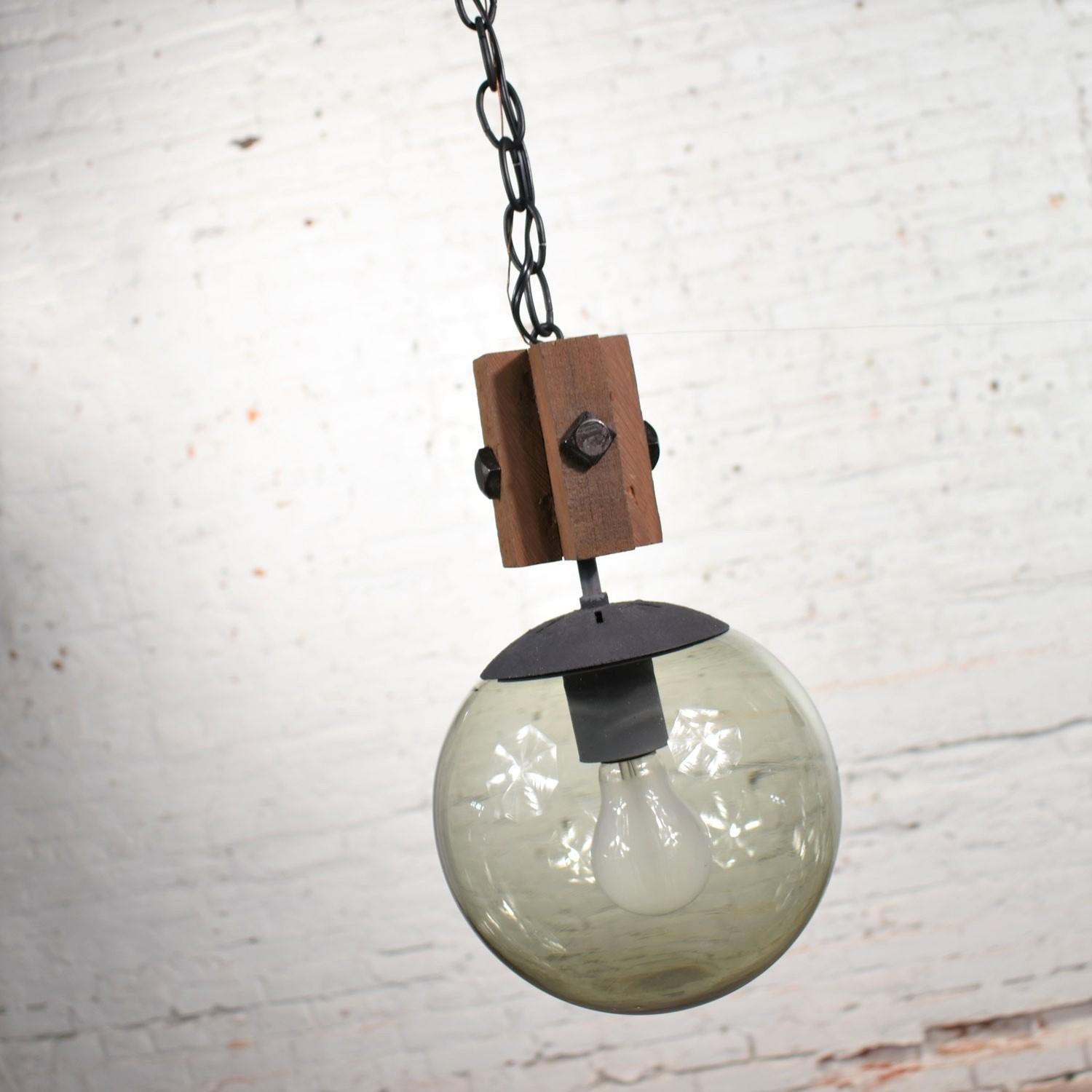 Brutalisme Lampe à suspension à globe en bois et verre fumé NOS moderne du milieu du siècle dernier, chaîne noire en vente