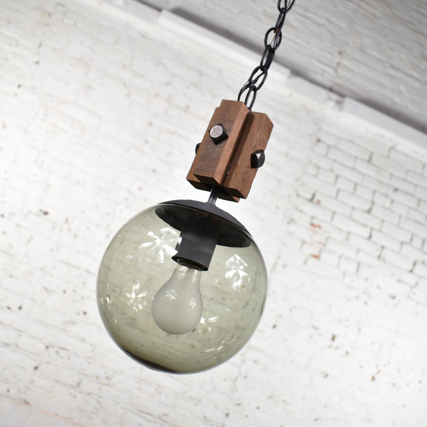 Américain Lampe à suspension à globe en bois et verre fumé NOS moderne du milieu du siècle dernier, chaîne noire en vente
