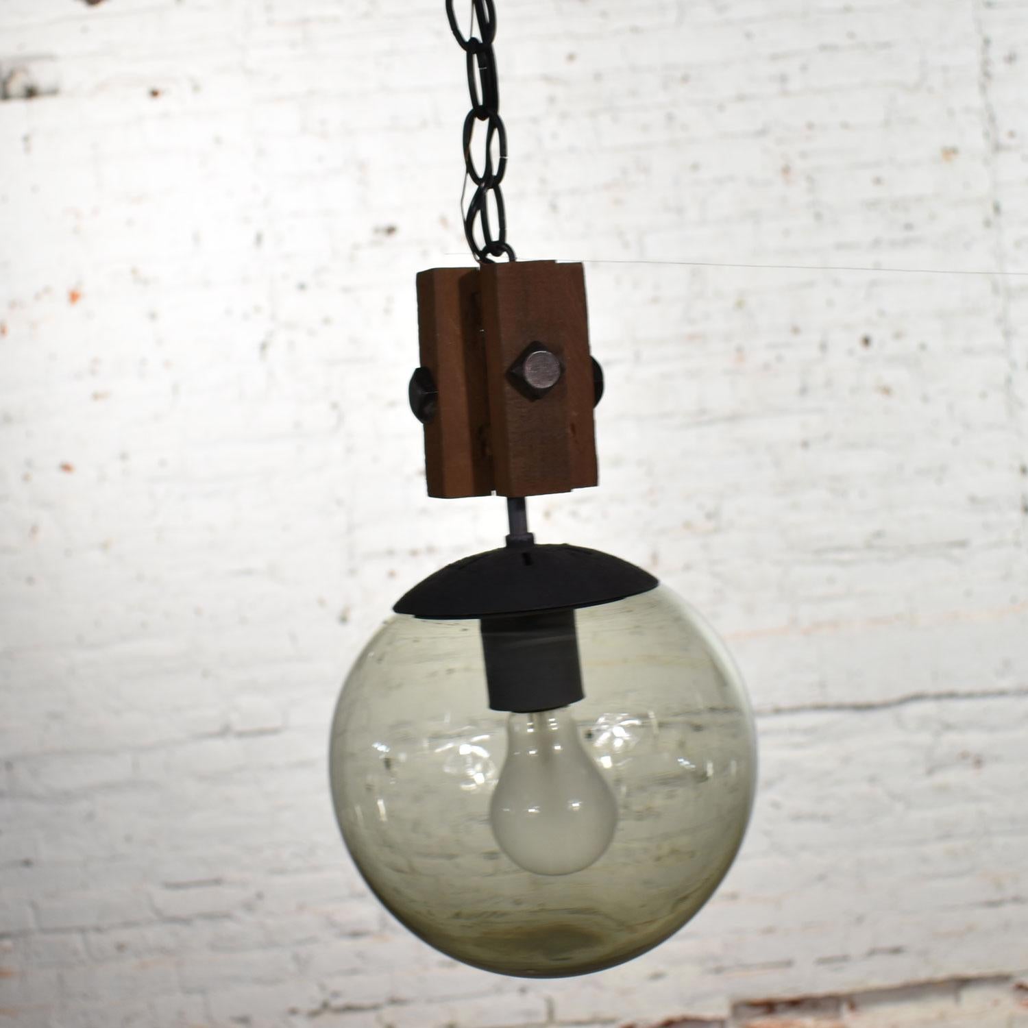 Lampe à suspension à globe en bois et verre fumé NOS moderne du milieu du siècle dernier, chaîne noire Excellent état - En vente à Topeka, KS