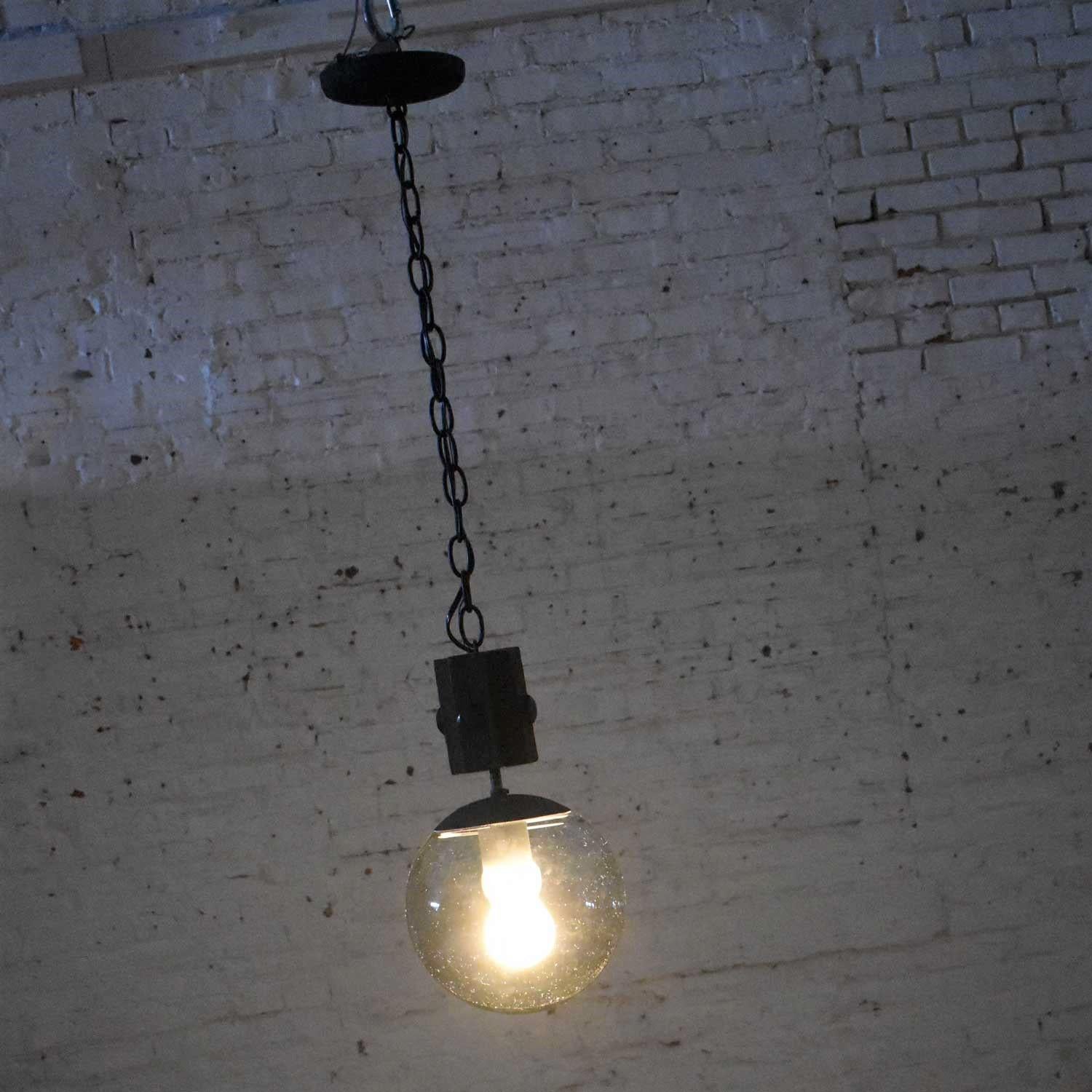 Lampe à suspension à globe en bois et verre fumé NOS moderne du milieu du siècle dernier, chaîne noire en vente 1