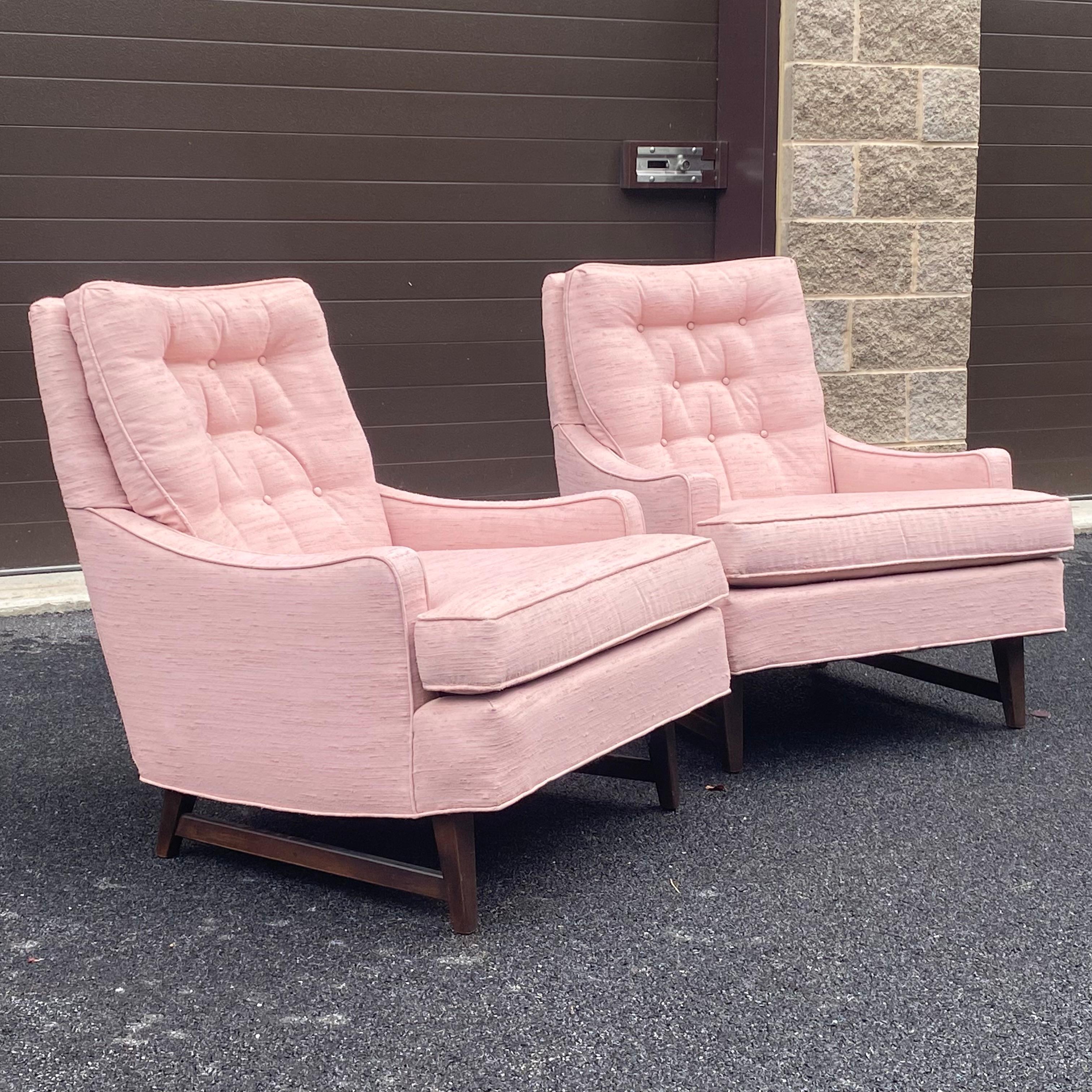 A killer pair of mid-century modern nubby pink upholstered button back lounge chairs on walnut square tapered leg base with stretchers. Super clean & ready for placement! 