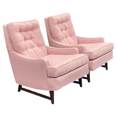 Chaises longues touffetées roses The Moderns