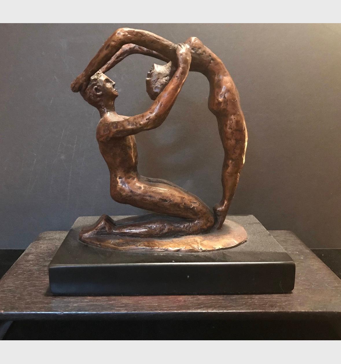Scultura figurativa in bronzo di nudo della metà del secolo scorso.

Questo piccolo bronzo raffigura una versione surrealista di due figure nude in movimento di danza. Probabilmente è stata creata come studio per una scultura più grande. 