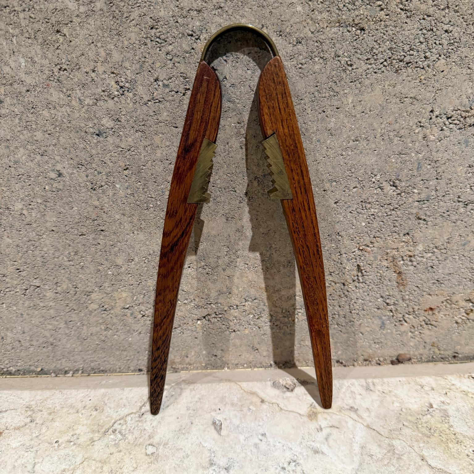 For your consideration a mid century modern Nutcracker. Made of wood with brass hardware. Design attributed to  Poul Knudsen - Carl Aubock. Unmarked

Dimensions: 9.25 w x 4.25 x x .75 thick

Please visit take a look at our listings, we have an