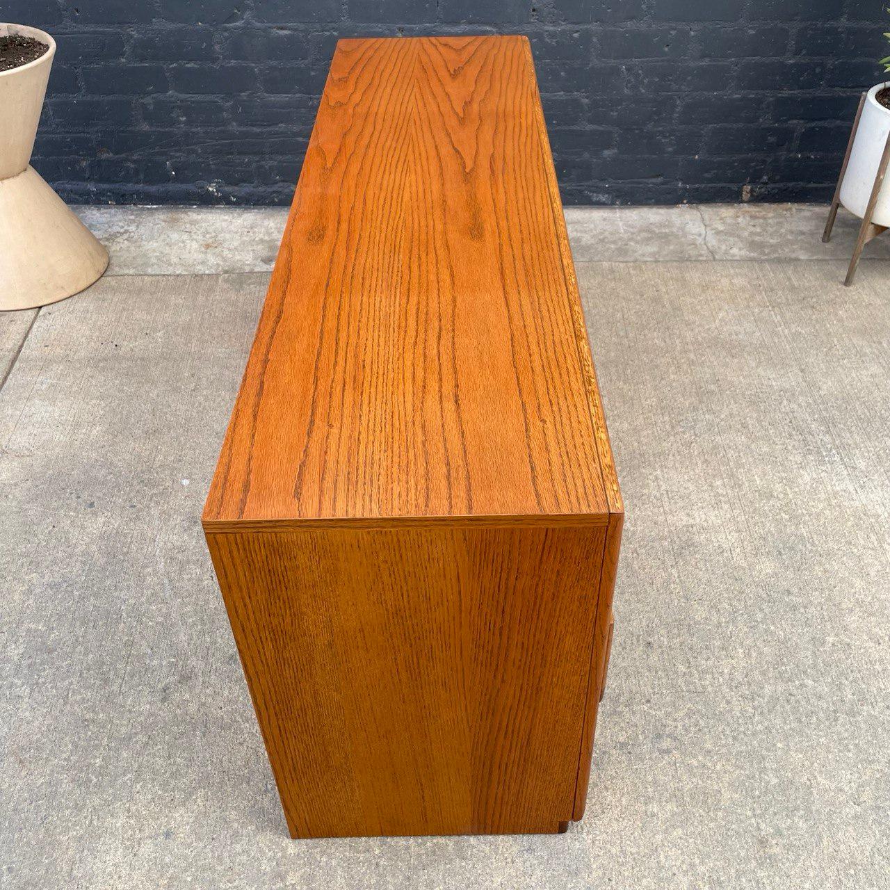 Mid-Century Modern Oak 9-Drawer Dresser For Sale 4
