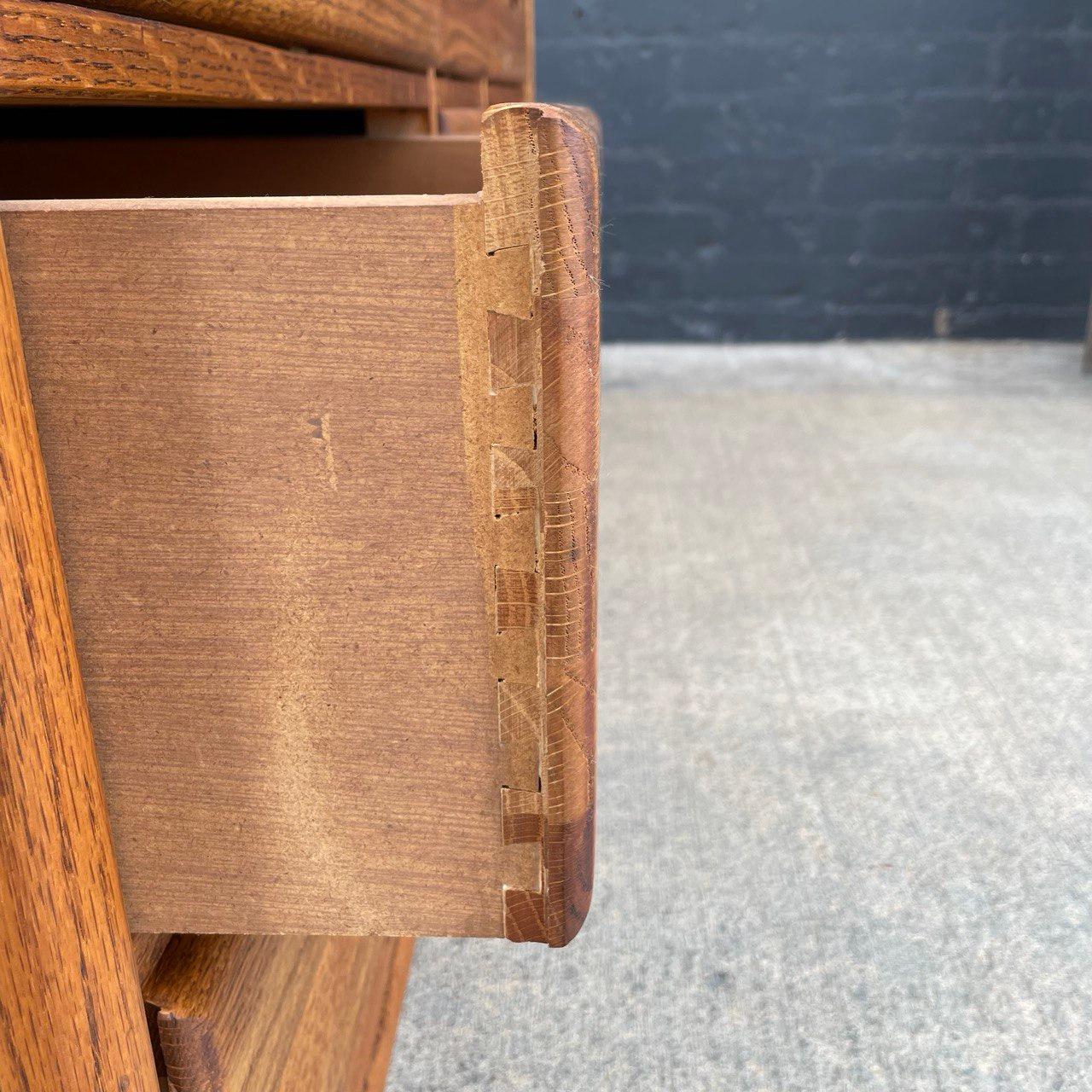 Mid-Century Modern Oak 9-Drawer Dresser For Sale 5