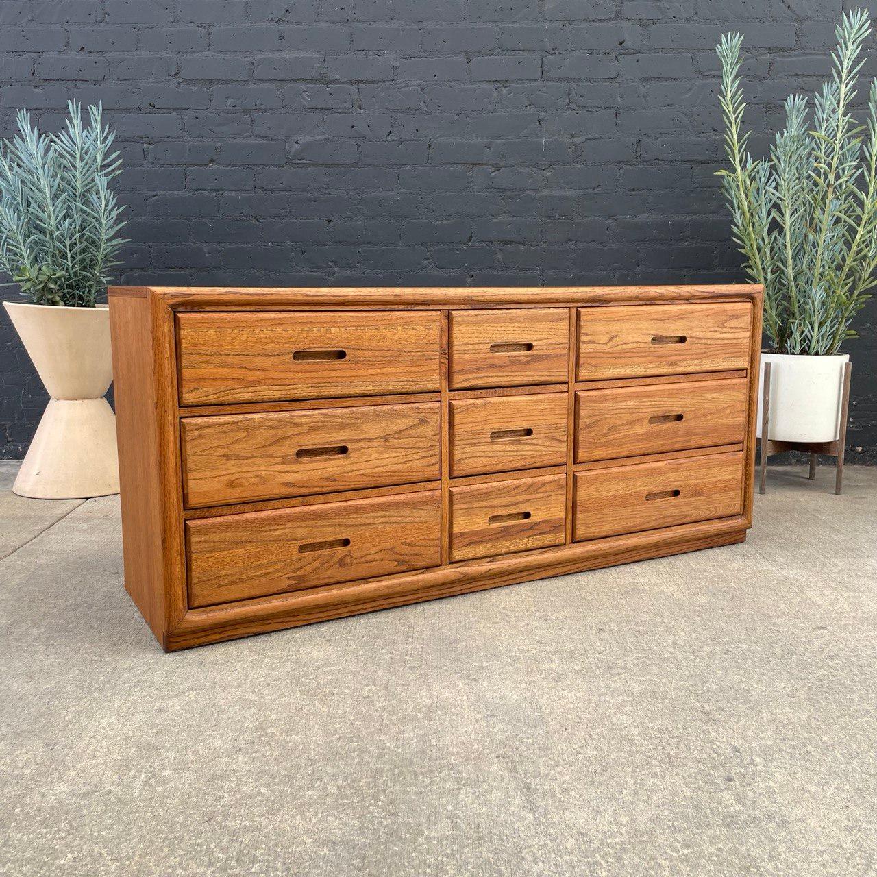 Mid-Century Modern Oak 9-Drawer Dresser

Original Vintage Condition

Dimensions: 28”H x 63”W x 18”D
