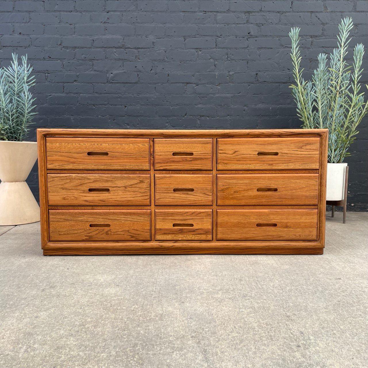 American Mid-Century Modern Oak 9-Drawer Dresser For Sale