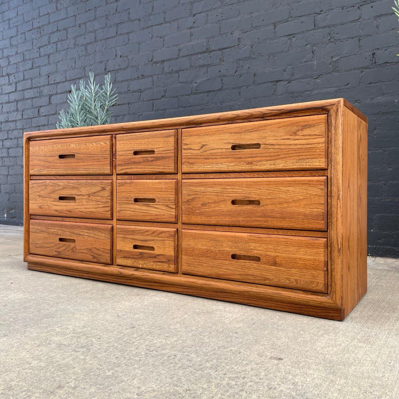Mid-Century Modern Oak 9-Drawer Dresser In Good Condition For Sale In Los Angeles, CA