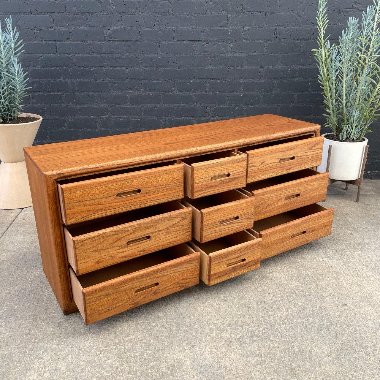 Mid-Century Modern Oak 9-Drawer Dresser For Sale 1