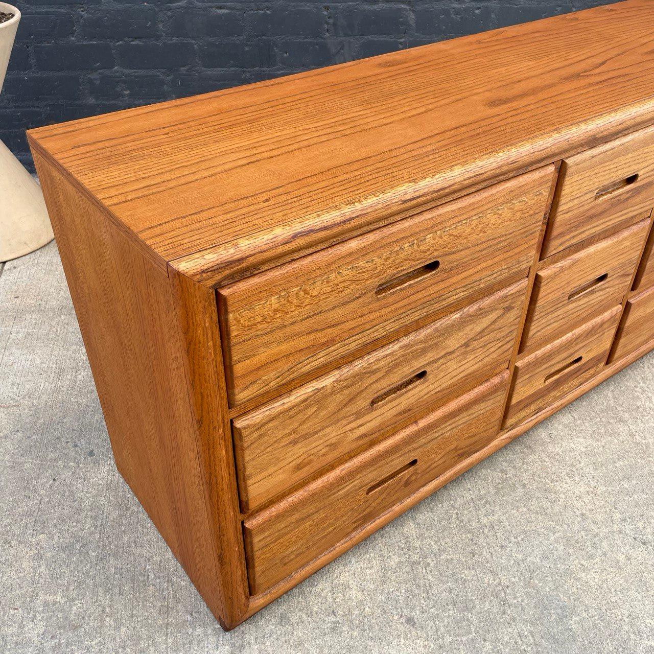 Mid-Century Modern Oak 9-Drawer Dresser For Sale 2