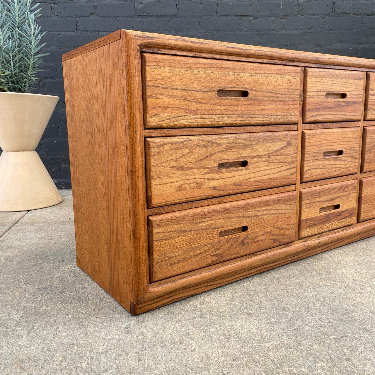 Mid-Century Modern Oak 9-Drawer Dresser For Sale 3
