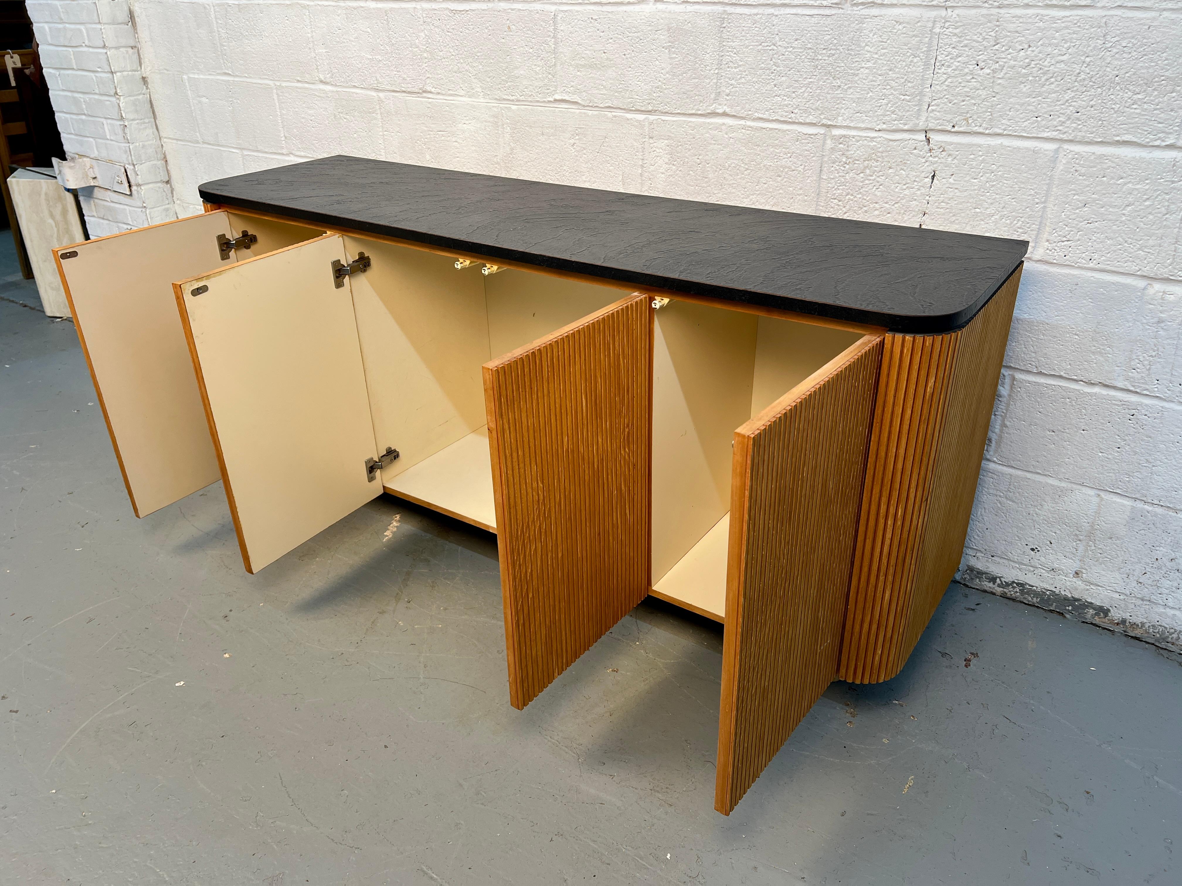 Aparador moderno de mediados de siglo en roble y laminado negro en venta 5