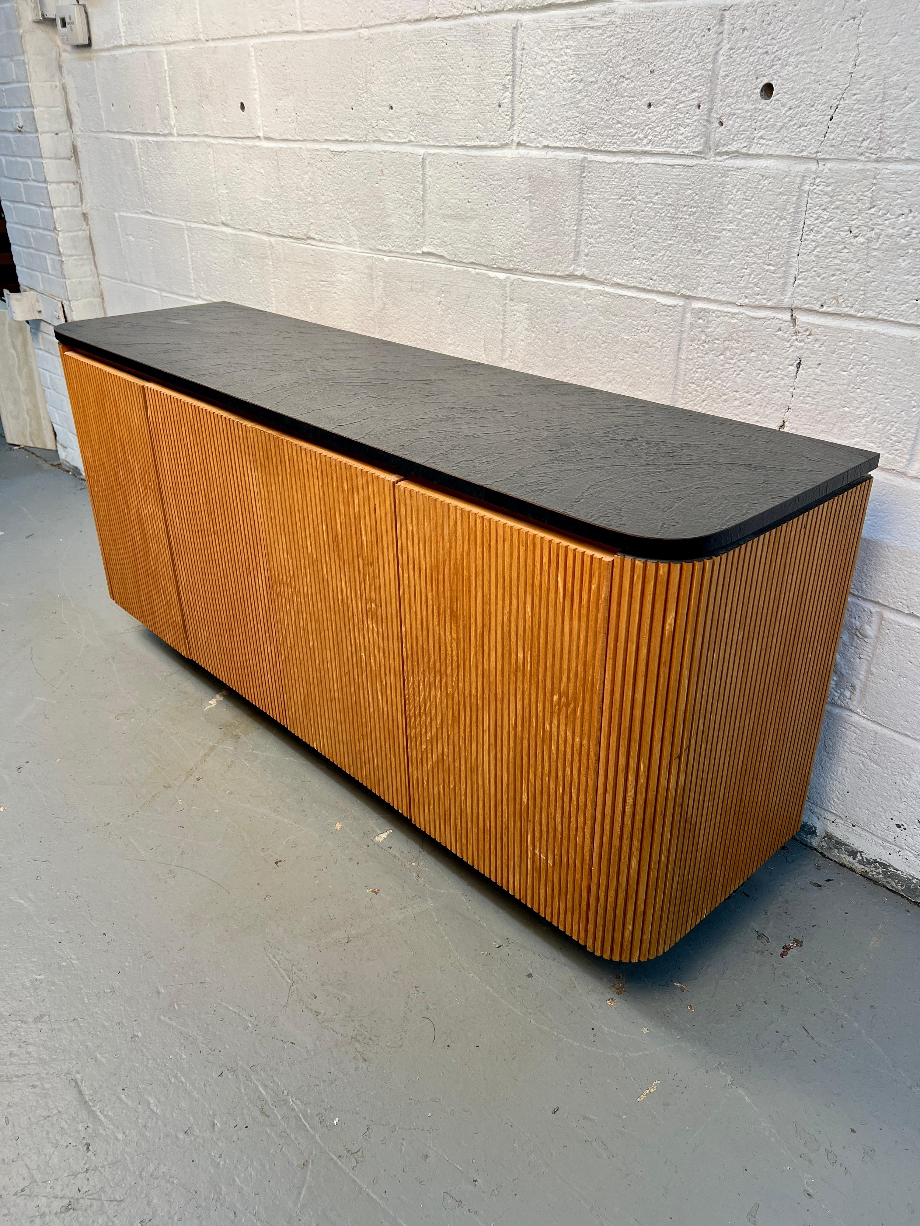 Aparador moderno de mediados de siglo en roble y laminado negro Moderno de mediados de siglo en venta