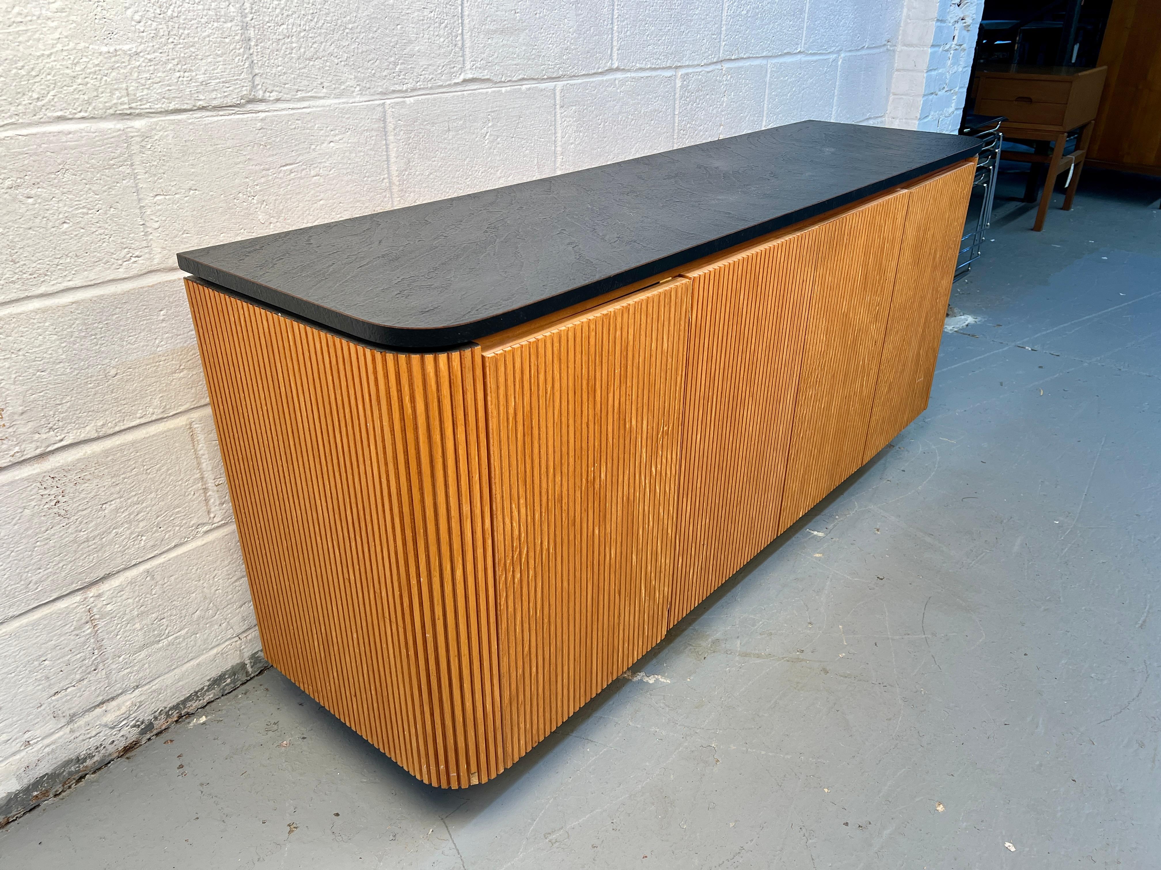 Aparador moderno de mediados de siglo en roble y laminado negro en Bueno estado para la venta en Brooklyn, NY