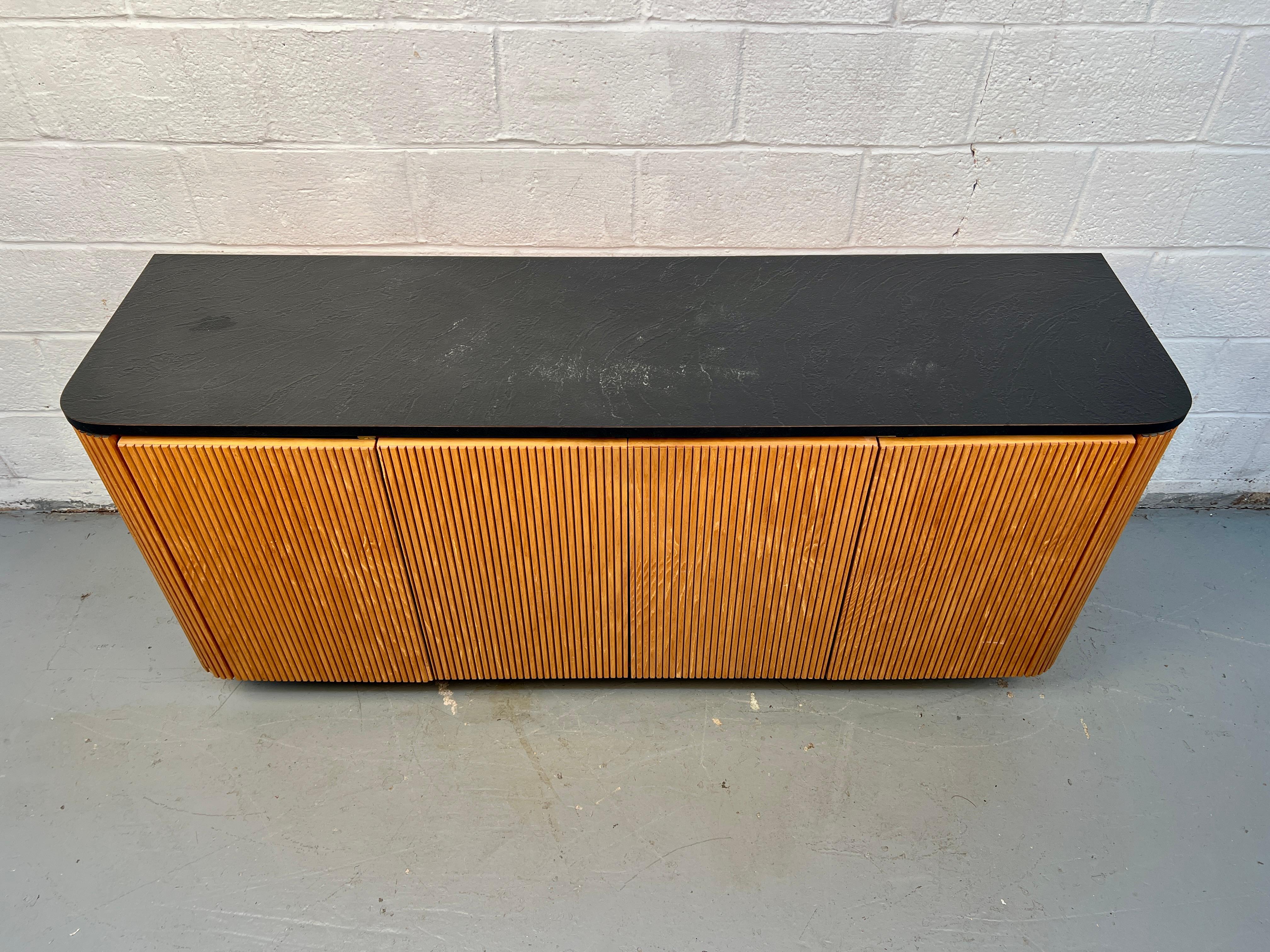 Aparador moderno de mediados de siglo en roble y laminado negro siglo XX en venta