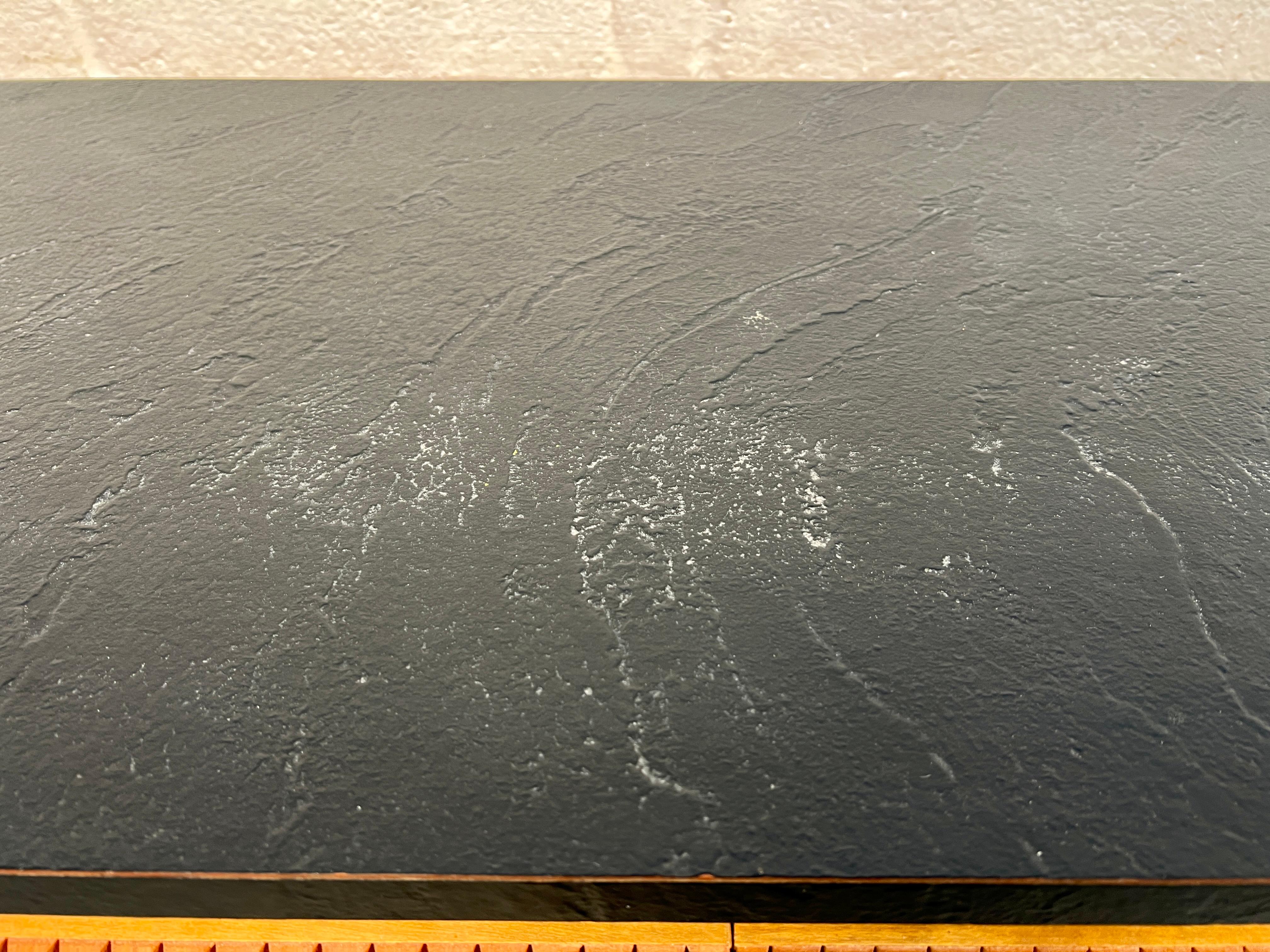 Aparador moderno de mediados de siglo en roble y laminado negro Laminado en venta