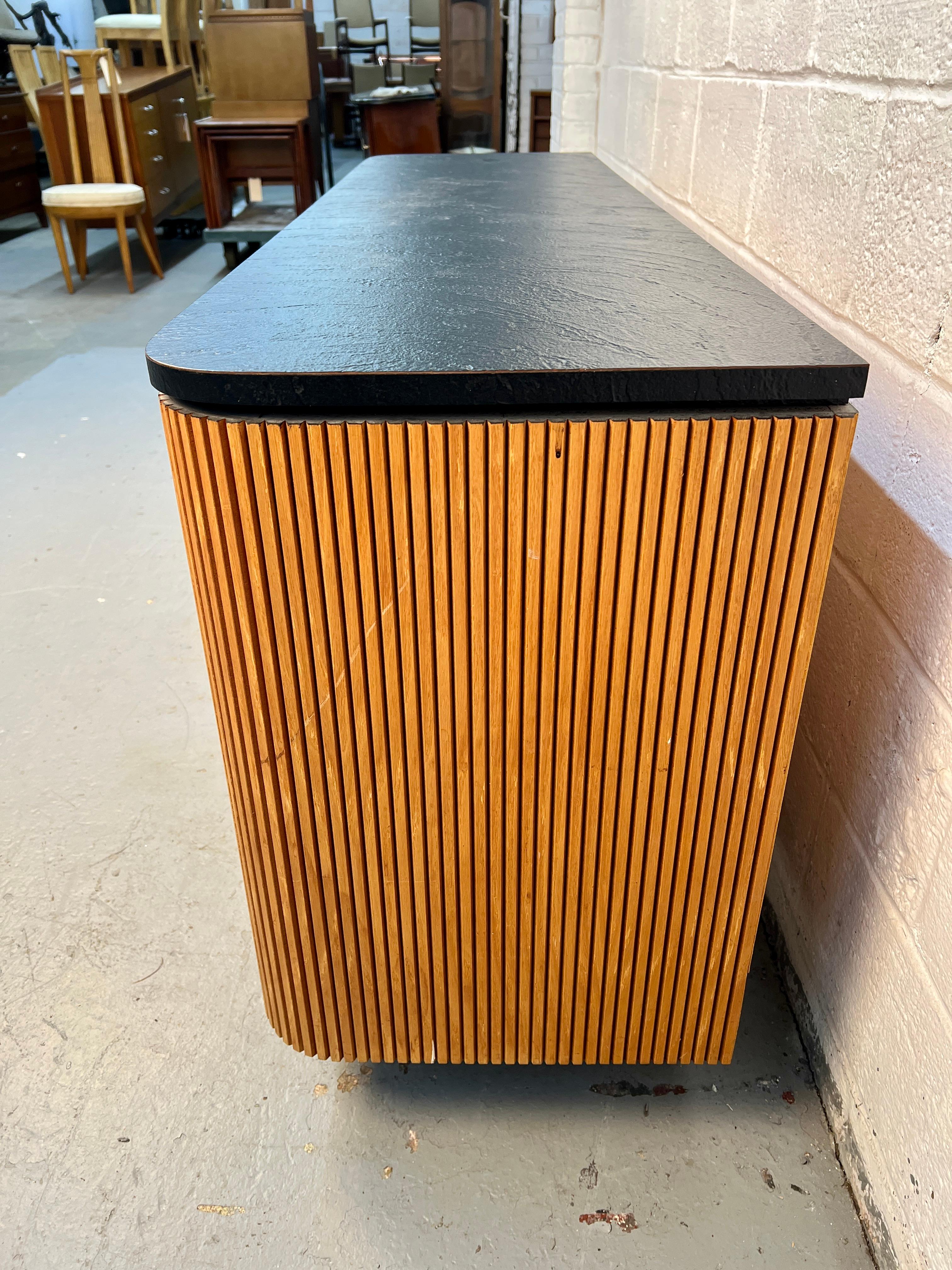 Aparador moderno de mediados de siglo en roble y laminado negro en venta 1