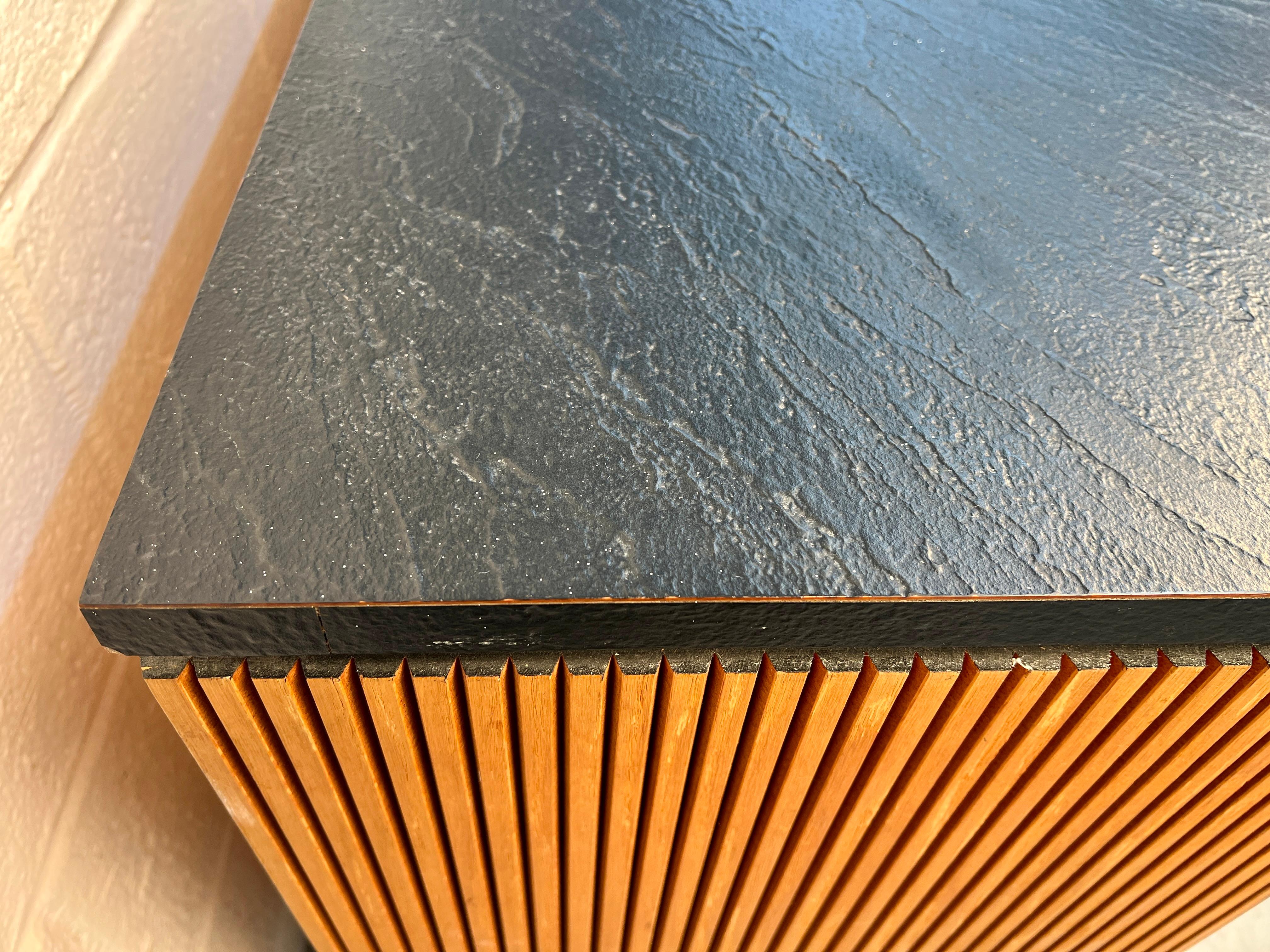 Aparador moderno de mediados de siglo en roble y laminado negro en venta 3