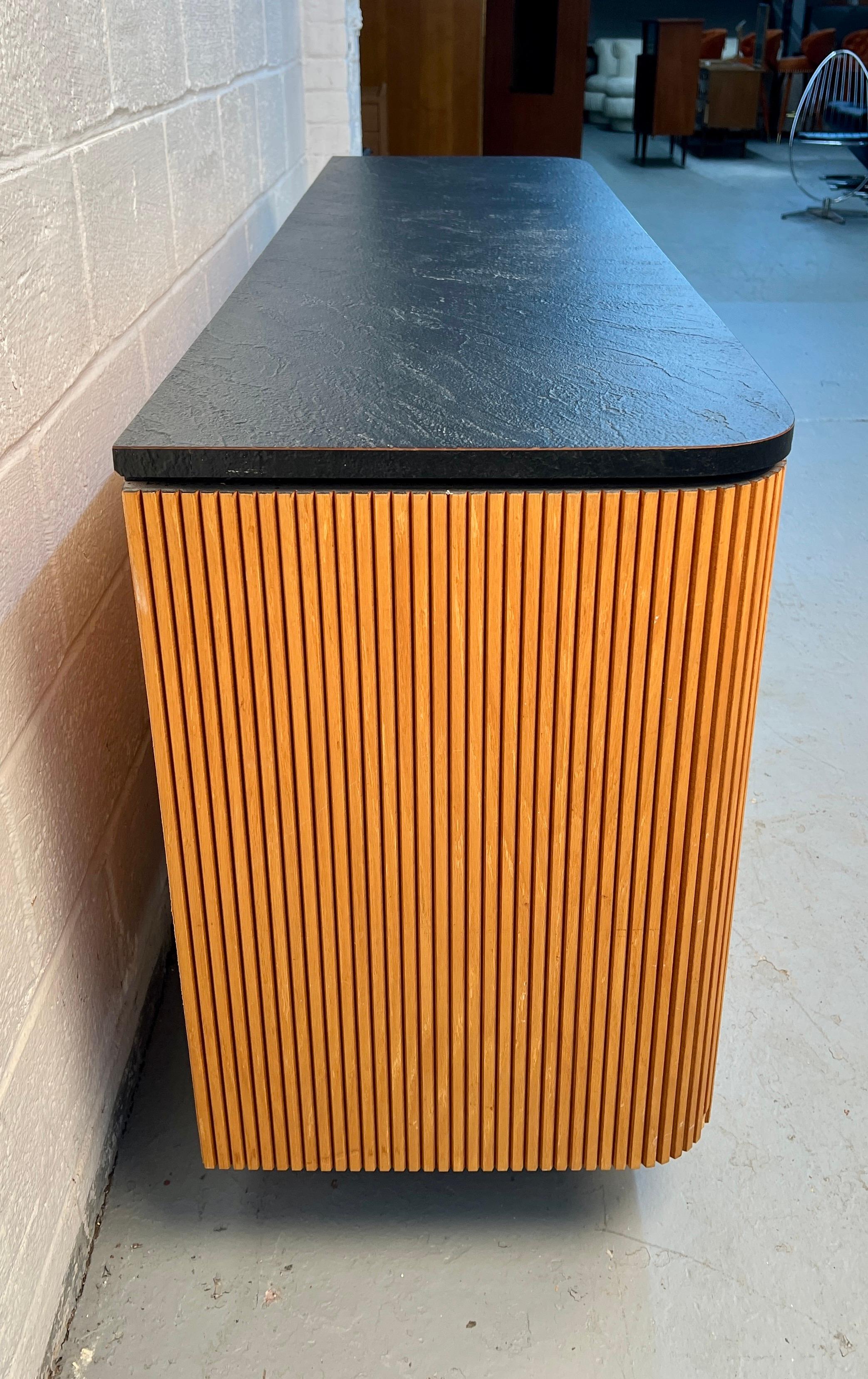 Aparador moderno de mediados de siglo en roble y laminado negro en venta 2