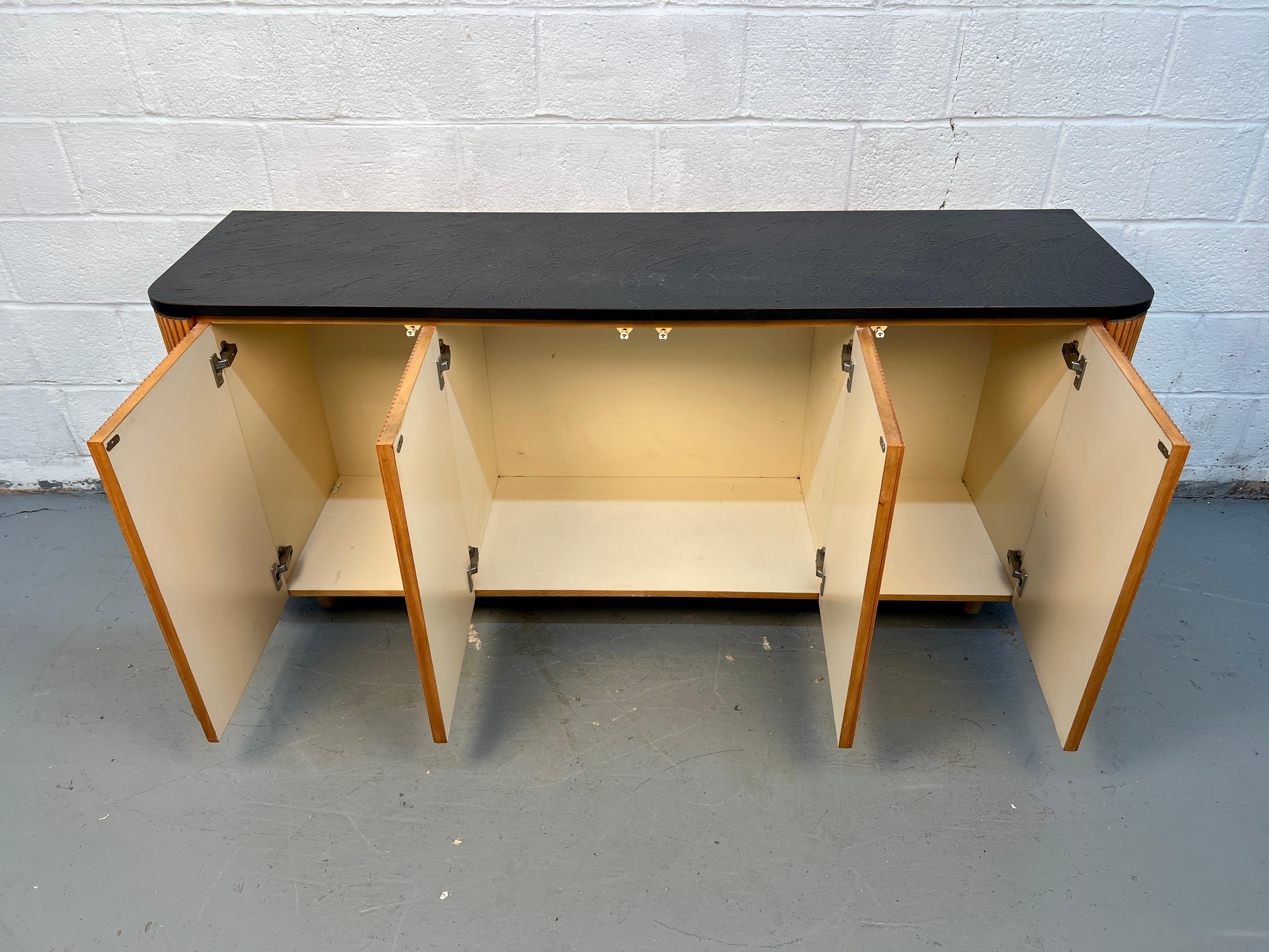 Aparador moderno de mediados de siglo en roble y laminado negro en venta 4