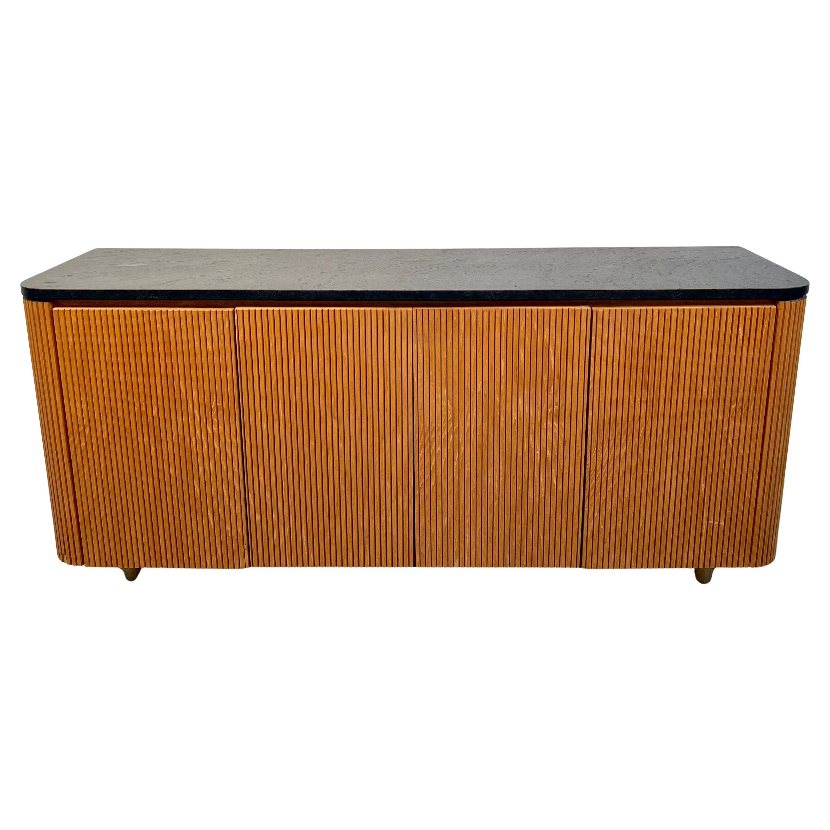 Aparador moderno de mediados de siglo en roble y laminado negro en venta