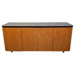 Buffet moderno di metà secolo in Oak e laminato nero