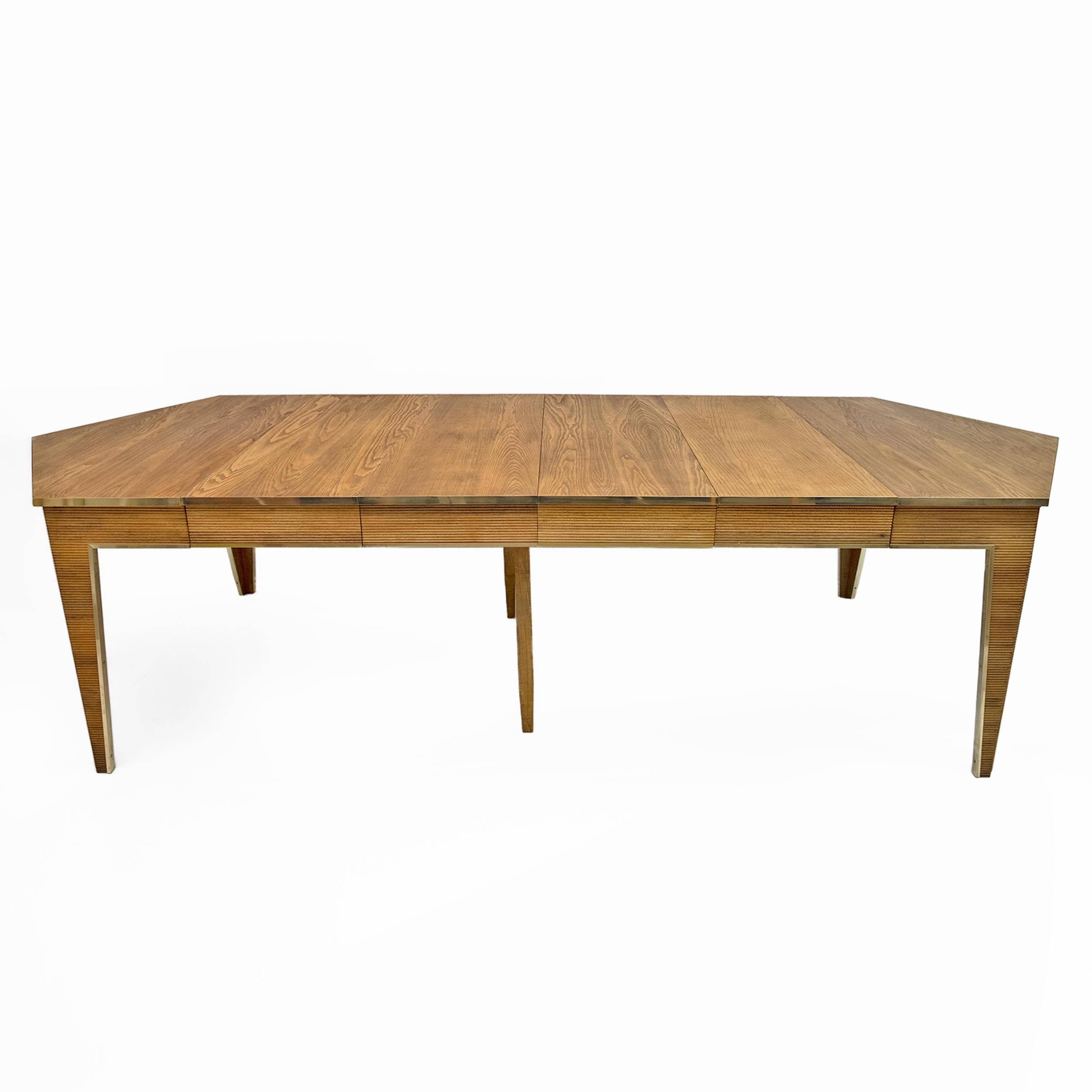 Mesa de comedor extensible moderna de mediados de siglo en roble y latón, Italia, años 70 en venta 3