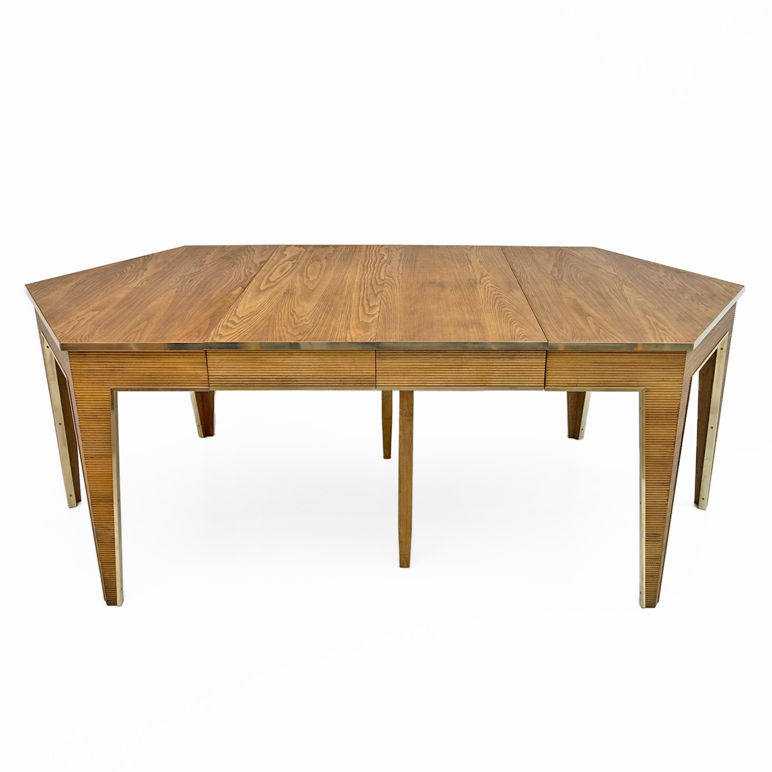 Mesa de comedor extensible moderna de mediados de siglo en roble y latón, Italia, años 70 en venta 4