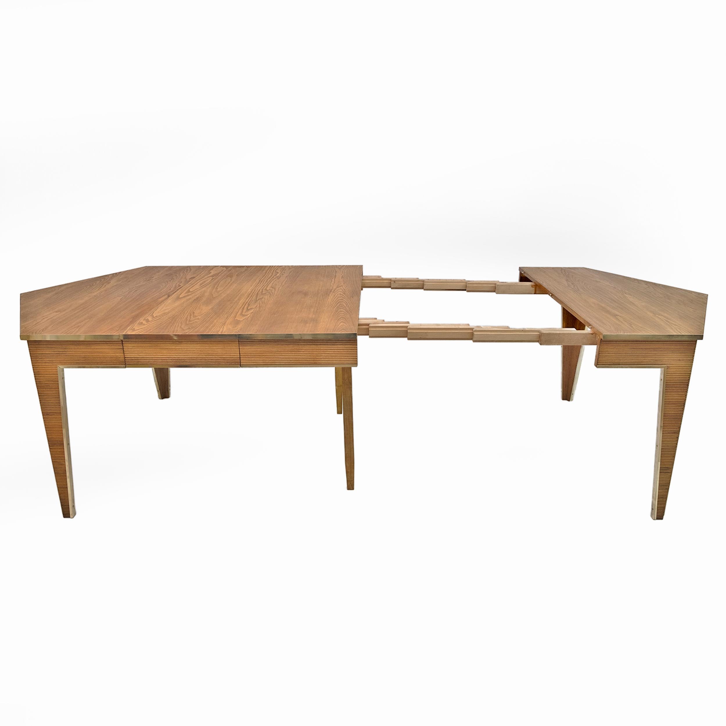 Mesa de comedor extensible moderna de mediados de siglo en roble y latón, Italia, años 70 en venta 5