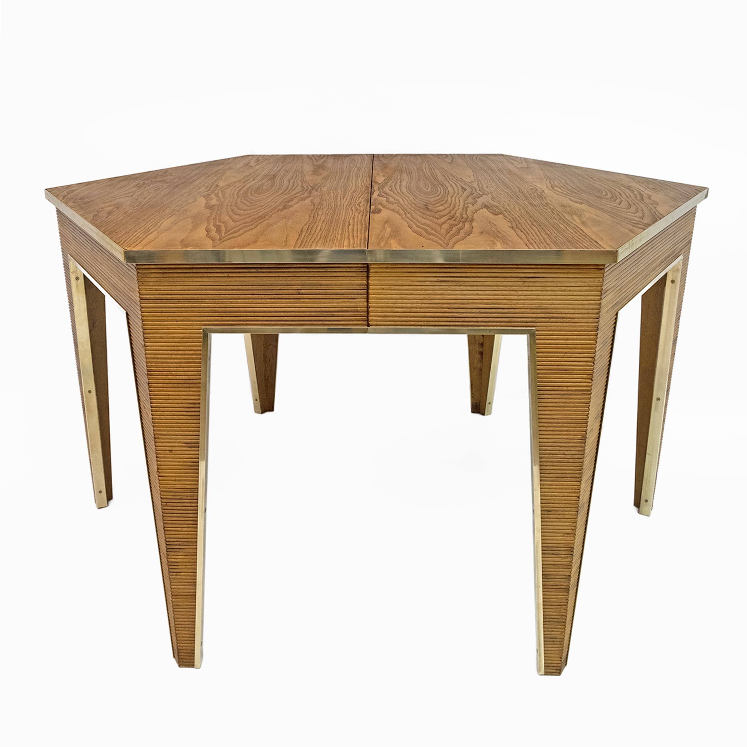 Mesa de comedor extensible moderna de mediados de siglo en roble y latón, Italia, años 70 Moderno de mediados de siglo en venta