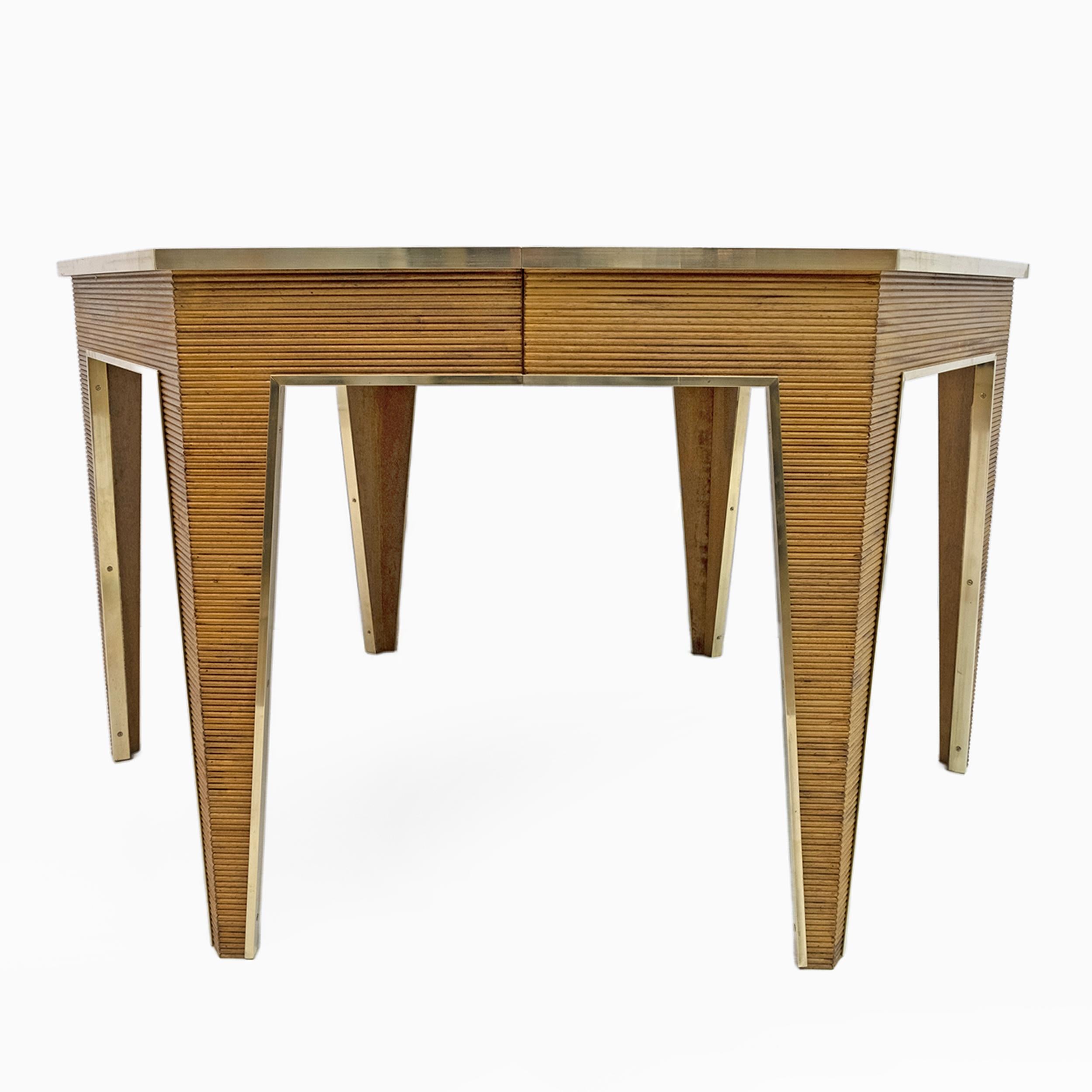 Mesa de comedor extensible moderna de mediados de siglo en roble y latón, Italia, años 70 Italiano en venta