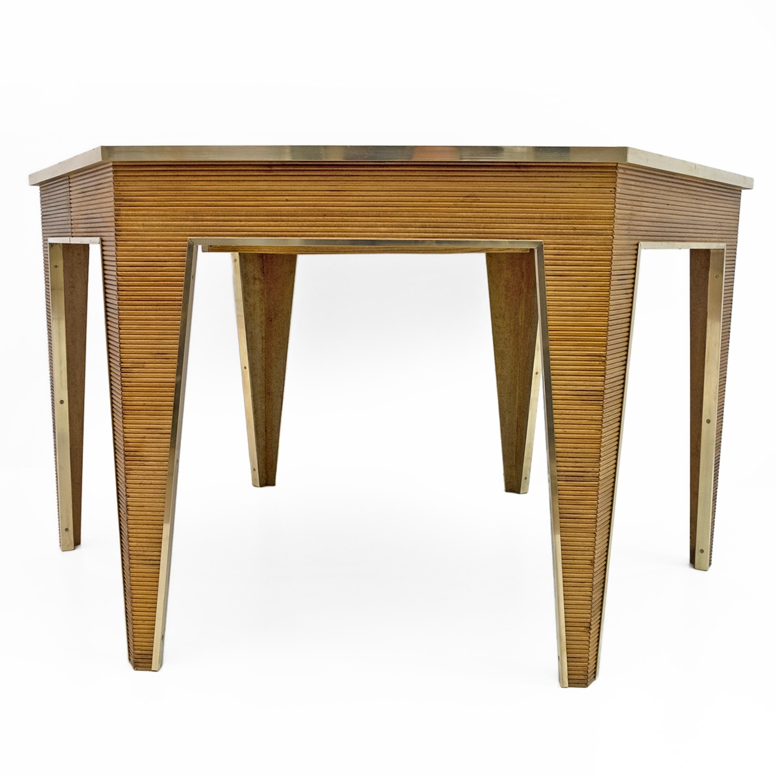 Mesa de comedor extensible moderna de mediados de siglo en roble y latón, Italia, años 70 en venta 1