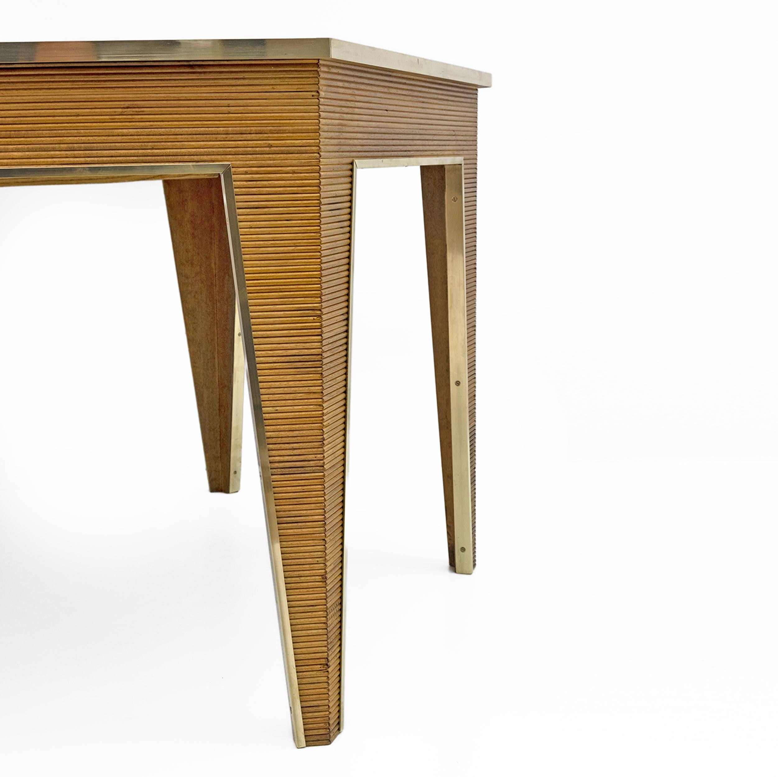 Mesa de comedor extensible moderna de mediados de siglo en roble y latón, Italia, años 70 en venta 2