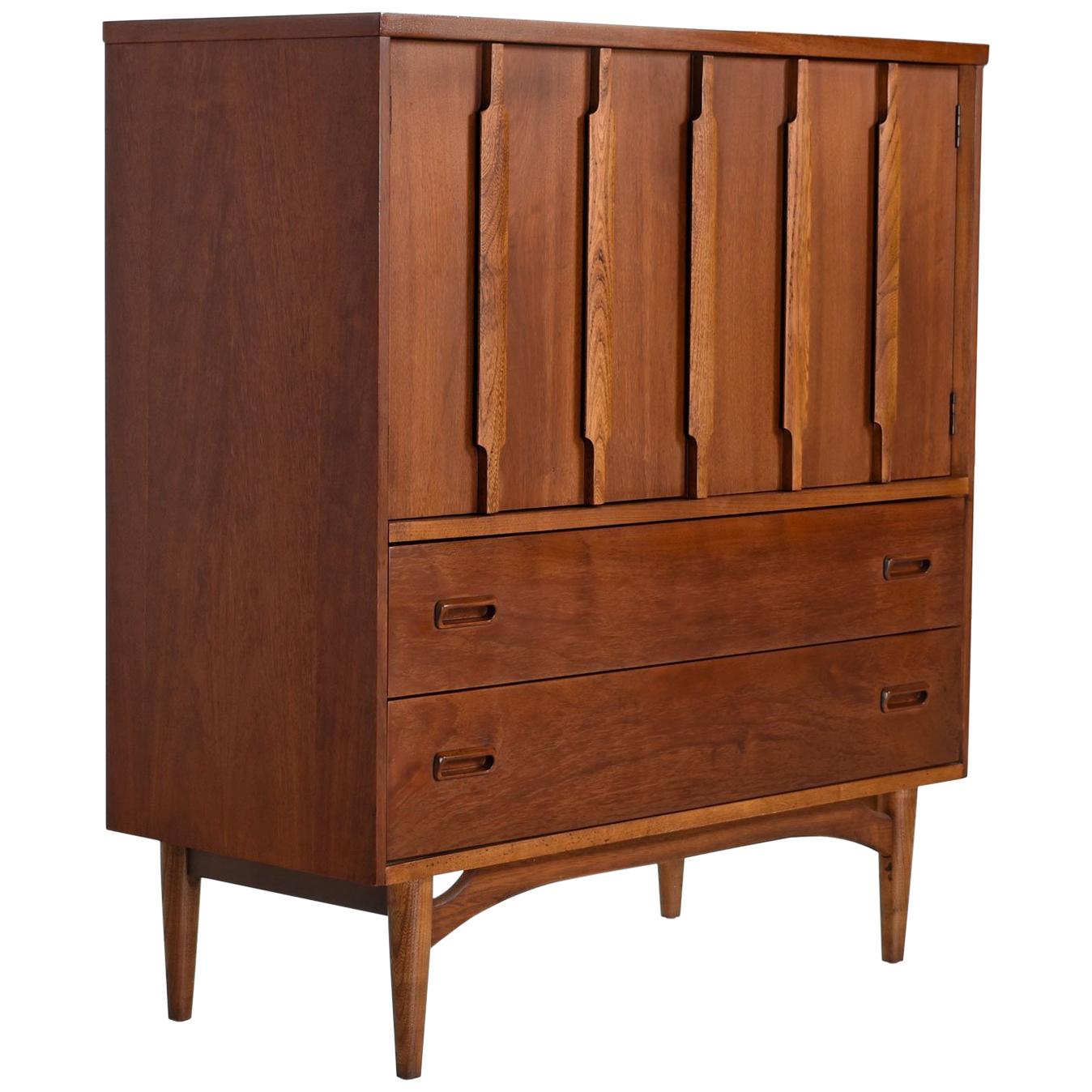 Mid-Century Modern American made walnut gentleman's dresser highboy with oak accents. Made by Kroehler Mfg, circa 1960s. This stunning dresser features sculpted paddle blade shaped pulls on the cabinet doors that perfectly contrast and compliment