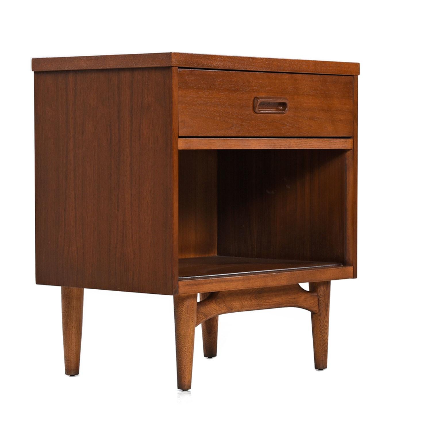 Mid-Century Modern American made walnut nightstand bedside tables with oak bases. Made by Kroehler Mfg, circa 1960s. These handsome recessed pulls on the drawers are a shade darker than the body and perfectly contrast and compliment the oak base. A