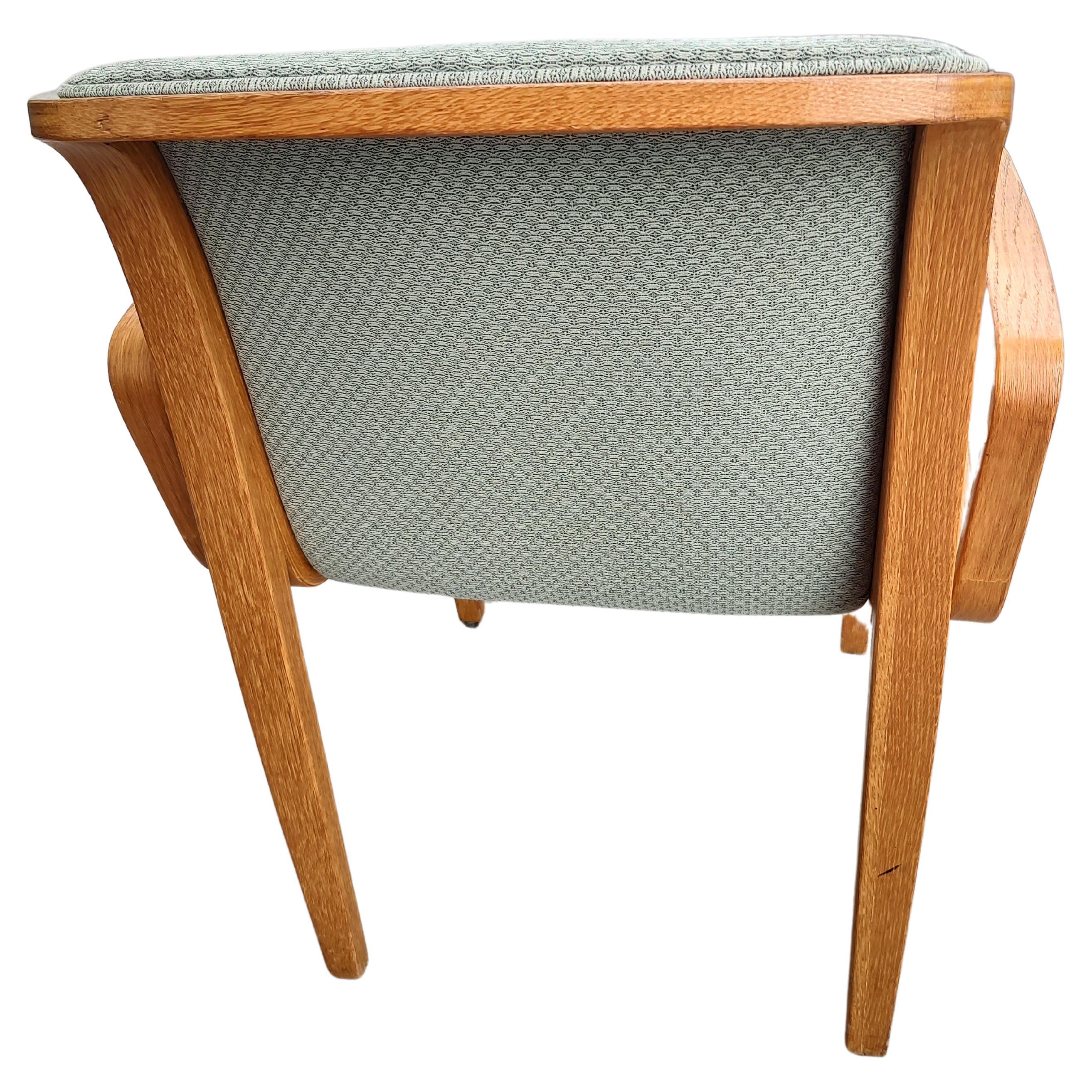 Fabelhafte Bugholzsessel von Bill Stephens für Knoll International. Alle Stühle sind etikettiert und in ausgezeichnetem Vintage-Zustand mit minimalen Gebrauchsspuren. Der Stoff ist veraltet und hat ein paar Flecken, ist aber brauchbar, ohne Risse,