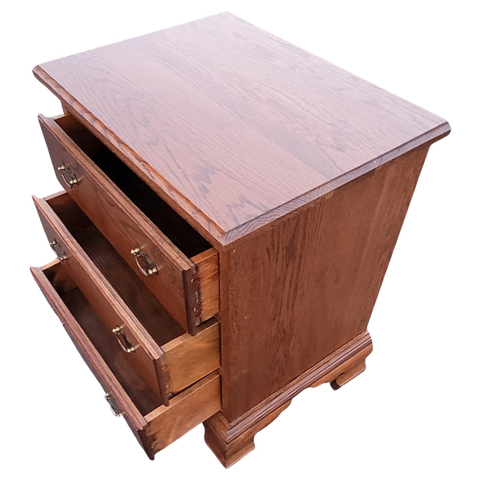 Mid-Century Modern Oak Bedside Chest of Drawers Nightstand In Good Condition For Sale In Germantown, MD