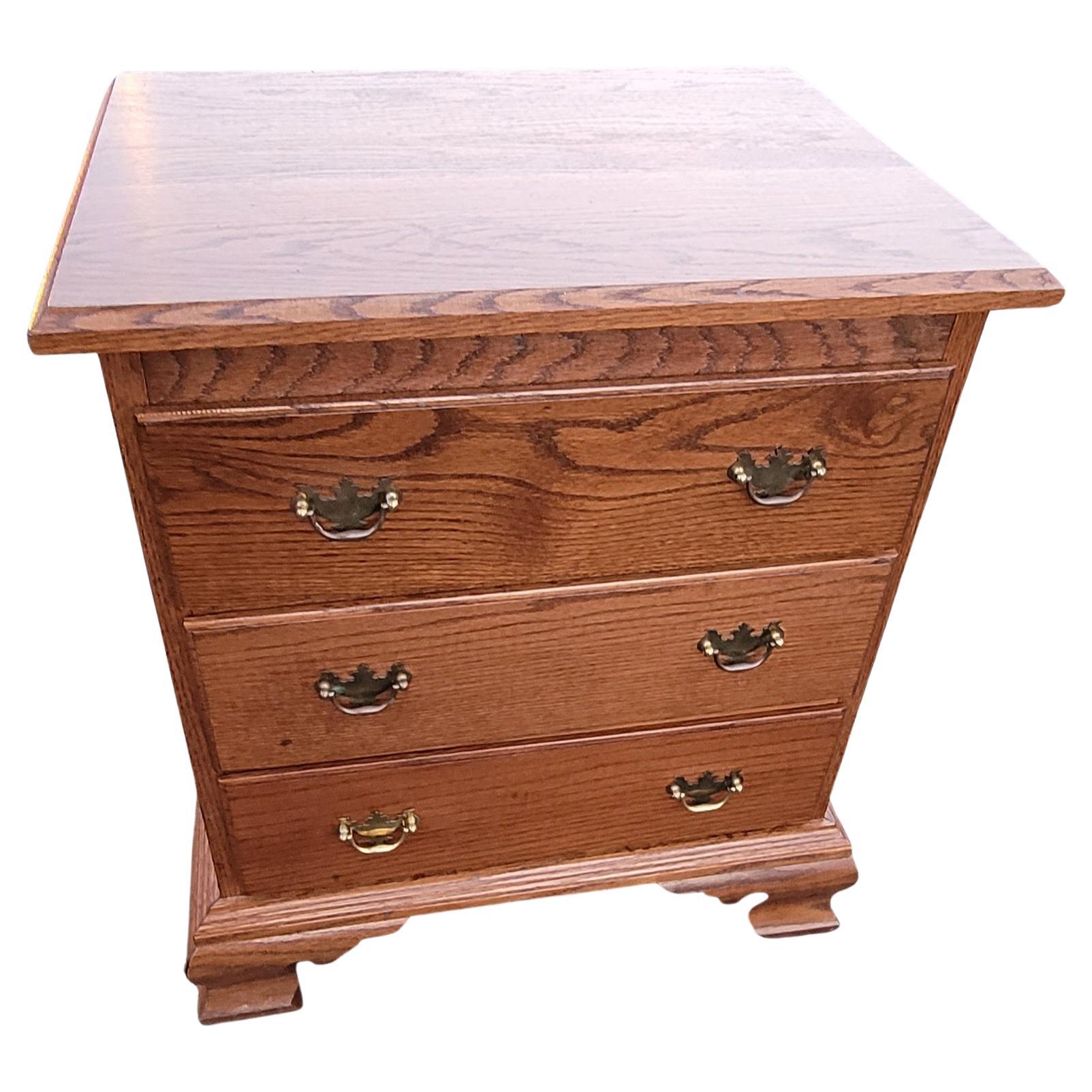 20th Century Mid-Century Modern Oak Bedside Chest of Drawers Nightstand For Sale