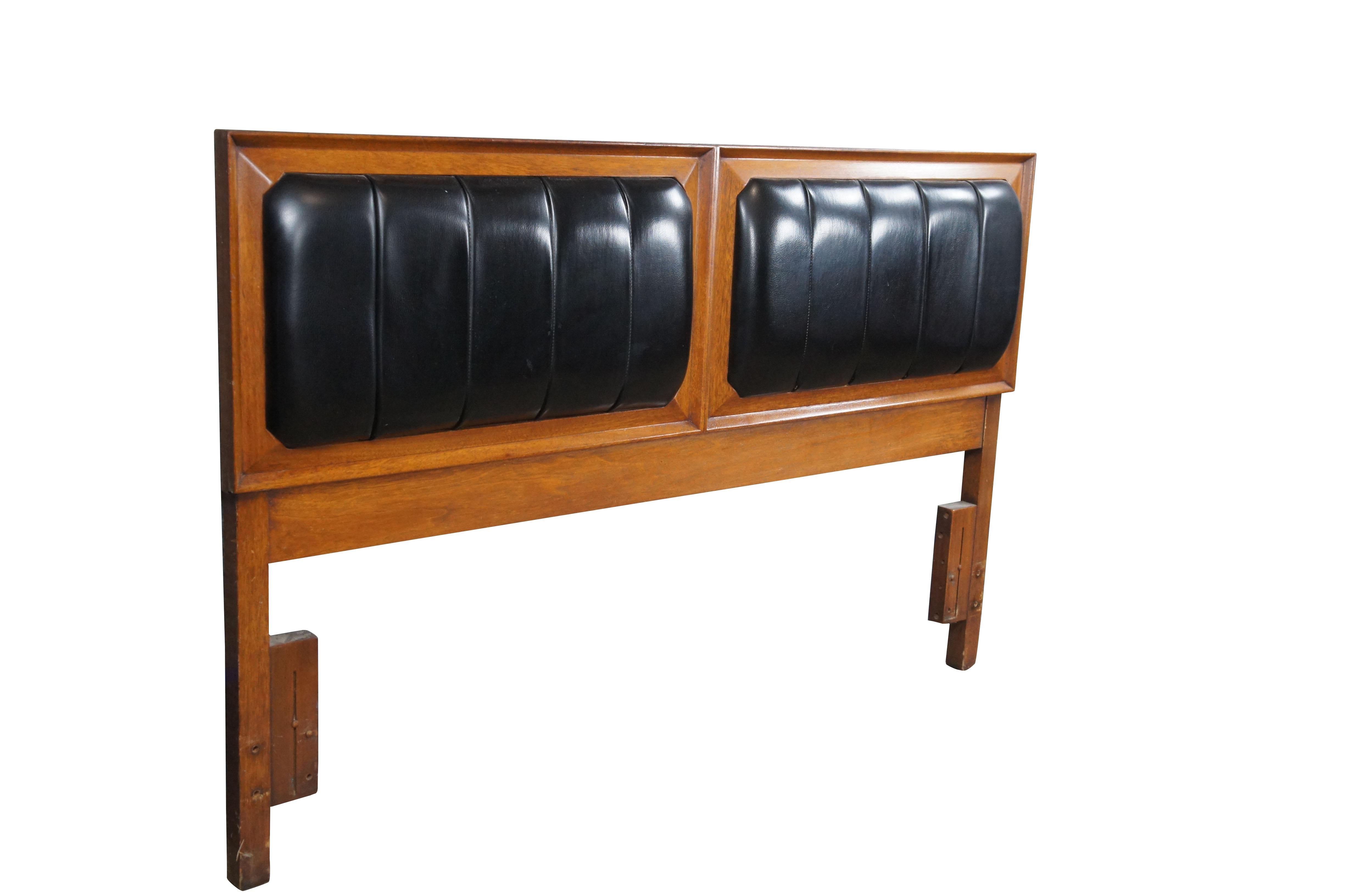 Testiera moderna di metà secolo per letto matrimoniale o intero.  Realizzato in Oak con stile MCM e schienale imbottito in vinile nero.

Dimensioni:
39,5 