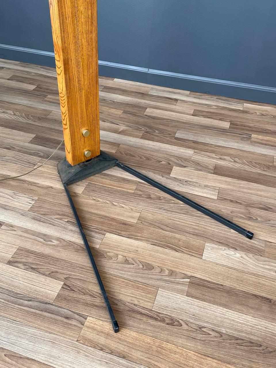 Lampada da terra ad arco in Oak e ottone di Nova, stile metà secolo moderno in vendita 3