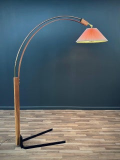 Lampadaire à arc en chêne et laiton, The Moderns, par Nova