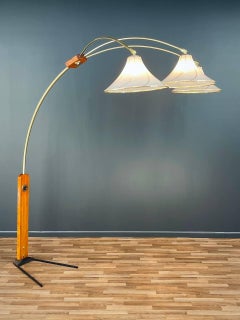 Lampadaire à arc en chêne et laiton, The Moderns, par Nova